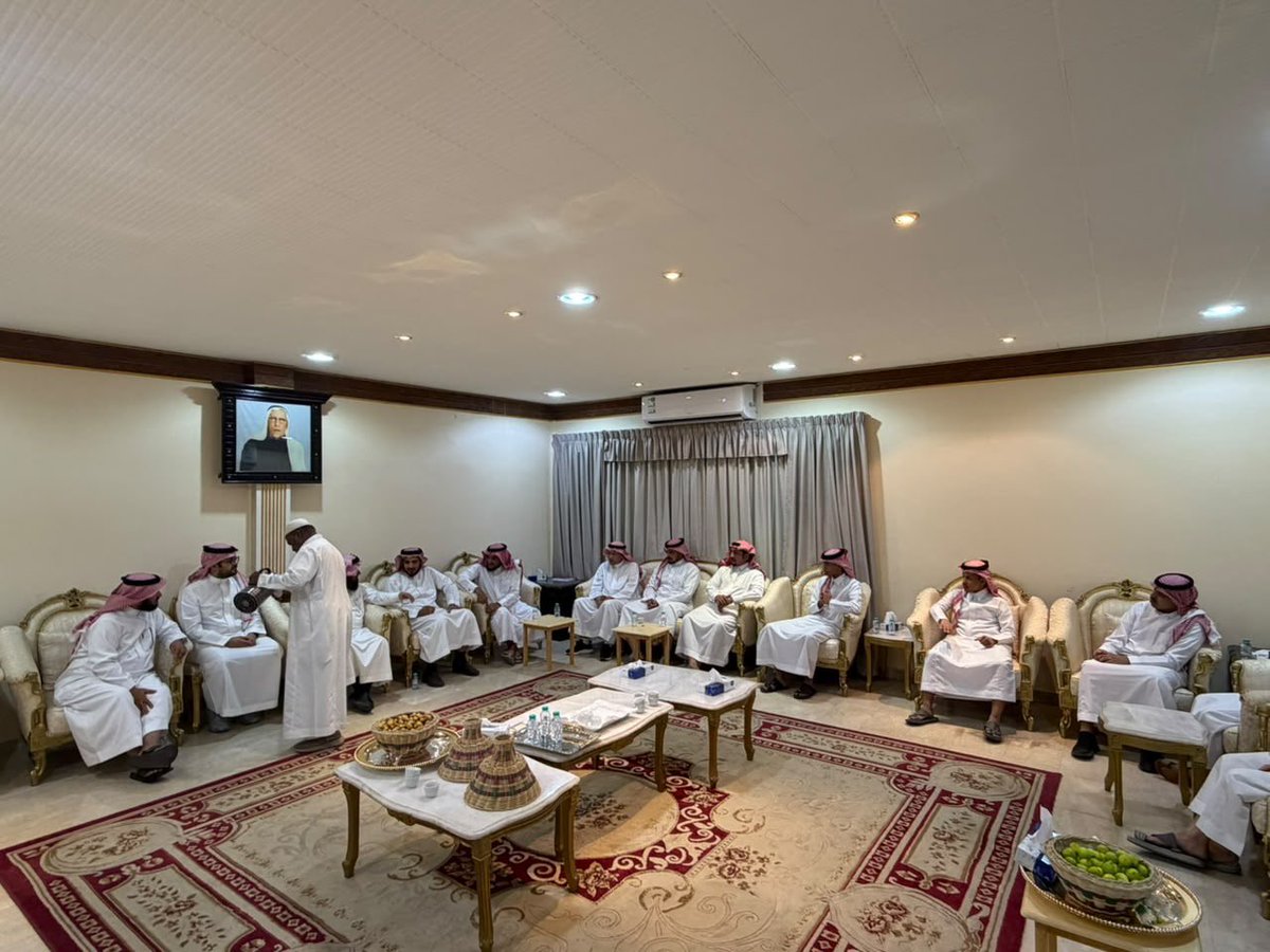 jameiat_amal's tweet photo. ضمن مبادرة الزيارات الاجتماعية لمجالس أسر الأحساء، زارت #جمعية_أمل_لذوي_الإعاقة_السمعية_بالأحساء مجلس أسرة الصويغ، بهدف التعريف بالجمعية ورسالتها، وإبراز برامجها ومبادراتها المجتمعية، بحضور رئيس مجلس إدارة الجمعية الأستاذ صالح الجميعه، ونائب رئيس المجلس الأستاذ عبدالله العليان، وأعضاء مجلس الإدارة، ومنسوبي الجمعية، وعدد من مستفيديها.

واستهل اللقاء رئيس مجلس الإدارة الأستاذ صالح الجميعه بكلمة رحب فيها بالحضور، استعرض خلالها نبذة عن الجمعية منذ تأسيسها، وأهدافها، وأبرز الخدمات والبرامج التي تقدمها للأشخاص ذوي الإعاقة السمعية، مؤكدًا حرص الجمعية على تمكين مستفيديها وتعزيز اندماجهم في المجتمع من خلال برامج نوعية وشراكات مجتمعية فاعلة.

من جانبه، تحدث نائب رئيس مجلس الإدارة الأستاذ عبدالله العليان عن مسيرة الجمعية، موضحًا أنها بدأت كعمل تطوعي نابع من المسؤولية المجتمعية، ثم تطورت إلى كيان مؤسسي يسعى إلى التوسع في برامجه وأنشطته وخدماته بما يلبي احتياجات الأشخاص ذوي الإعاقة السمعية، ويسهم في تنمية قدراتهم وإبراز مواهبهم.

وشهد اللقاء مشاركة مميزة لعدد من طلاب الحلقة الصيفية لتحفيظ القرآن الكريم بجامع الشيخ عبدالعزيز بن سليمان العفالق، حيث قدموا تلاوةً لآيات من القرآن الكريم بلغة الإشارة، في مشهد حظي بإعجاب الحضور، وعكس ما يمتلكه الطلاب من مهارات في توظيف لغة الإشارة لخدمة كتاب الله.

وفي ختام الزيارة، كرّم رئيس مجلس إدارة الجمعية الأستاذ صالح الجميعه عميد مجلس أسرة الصويغ، تقديرًا لحسن الاستقبال وكرم الضيافة واستضافة المجلس لهذه الزيارة، مثمنًا دور مجالس الأسر في تعزيز التواصل المجتمعي ودعم المبادرات الهادفة.

واختُتمت الزيارة بالتقاط صورة جماعية جمعت أعضاء مجلس إدارة الجمعية ومنسوبيها ومستفيديها مع أصحاب مجلس أسرة الصويغ، توثيقًا لهذه المناسبة التي جسدت قيم التعاون والتواصل، وأسهمت في التعريف برسالة الجمعية ودورها في خدمة الأشخاص ذوي الإعاقة السمعية.

#الأحساء