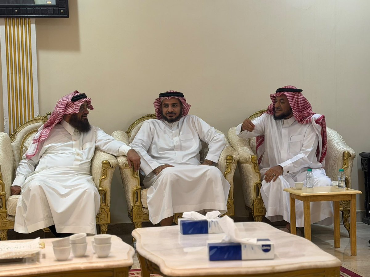 jameiat_amal's tweet photo. ضمن مبادرة الزيارات الاجتماعية لمجالس أسر الأحساء، زارت #جمعية_أمل_لذوي_الإعاقة_السمعية_بالأحساء مجلس أسرة الصويغ، بهدف التعريف بالجمعية ورسالتها، وإبراز برامجها ومبادراتها المجتمعية، بحضور رئيس مجلس إدارة الجمعية الأستاذ صالح الجميعه، ونائب رئيس المجلس الأستاذ عبدالله العليان، وأعضاء مجلس الإدارة، ومنسوبي الجمعية، وعدد من مستفيديها.

واستهل اللقاء رئيس مجلس الإدارة الأستاذ صالح الجميعه بكلمة رحب فيها بالحضور، استعرض خلالها نبذة عن الجمعية منذ تأسيسها، وأهدافها، وأبرز الخدمات والبرامج التي تقدمها للأشخاص ذوي الإعاقة السمعية، مؤكدًا حرص الجمعية على تمكين مستفيديها وتعزيز اندماجهم في المجتمع من خلال برامج نوعية وشراكات مجتمعية فاعلة.

من جانبه، تحدث نائب رئيس مجلس الإدارة الأستاذ عبدالله العليان عن مسيرة الجمعية، موضحًا أنها بدأت كعمل تطوعي نابع من المسؤولية المجتمعية، ثم تطورت إلى كيان مؤسسي يسعى إلى التوسع في برامجه وأنشطته وخدماته بما يلبي احتياجات الأشخاص ذوي الإعاقة السمعية، ويسهم في تنمية قدراتهم وإبراز مواهبهم.

وشهد اللقاء مشاركة مميزة لعدد من طلاب الحلقة الصيفية لتحفيظ القرآن الكريم بجامع الشيخ عبدالعزيز بن سليمان العفالق، حيث قدموا تلاوةً لآيات من القرآن الكريم بلغة الإشارة، في مشهد حظي بإعجاب الحضور، وعكس ما يمتلكه الطلاب من مهارات في توظيف لغة الإشارة لخدمة كتاب الله.

وفي ختام الزيارة، كرّم رئيس مجلس إدارة الجمعية الأستاذ صالح الجميعه عميد مجلس أسرة الصويغ، تقديرًا لحسن الاستقبال وكرم الضيافة واستضافة المجلس لهذه الزيارة، مثمنًا دور مجالس الأسر في تعزيز التواصل المجتمعي ودعم المبادرات الهادفة.

واختُتمت الزيارة بالتقاط صورة جماعية جمعت أعضاء مجلس إدارة الجمعية ومنسوبيها ومستفيديها مع أصحاب مجلس أسرة الصويغ، توثيقًا لهذه المناسبة التي جسدت قيم التعاون والتواصل، وأسهمت في التعريف برسالة الجمعية ودورها في خدمة الأشخاص ذوي الإعاقة السمعية.

#الأحساء