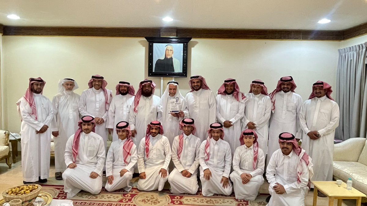 jameiat_amal's tweet photo. ضمن مبادرة الزيارات الاجتماعية لمجالس أسر الأحساء، زارت #جمعية_أمل_لذوي_الإعاقة_السمعية_بالأحساء مجلس أسرة الصويغ، بهدف التعريف بالجمعية ورسالتها، وإبراز برامجها ومبادراتها المجتمعية، بحضور رئيس مجلس إدارة الجمعية الأستاذ صالح الجميعه، ونائب رئيس المجلس الأستاذ عبدالله العليان، وأعضاء مجلس الإدارة، ومنسوبي الجمعية، وعدد من مستفيديها.

واستهل اللقاء رئيس مجلس الإدارة الأستاذ صالح الجميعه بكلمة رحب فيها بالحضور، استعرض خلالها نبذة عن الجمعية منذ تأسيسها، وأهدافها، وأبرز الخدمات والبرامج التي تقدمها للأشخاص ذوي الإعاقة السمعية، مؤكدًا حرص الجمعية على تمكين مستفيديها وتعزيز اندماجهم في المجتمع من خلال برامج نوعية وشراكات مجتمعية فاعلة.

من جانبه، تحدث نائب رئيس مجلس الإدارة الأستاذ عبدالله العليان عن مسيرة الجمعية، موضحًا أنها بدأت كعمل تطوعي نابع من المسؤولية المجتمعية، ثم تطورت إلى كيان مؤسسي يسعى إلى التوسع في برامجه وأنشطته وخدماته بما يلبي احتياجات الأشخاص ذوي الإعاقة السمعية، ويسهم في تنمية قدراتهم وإبراز مواهبهم.

وشهد اللقاء مشاركة مميزة لعدد من طلاب الحلقة الصيفية لتحفيظ القرآن الكريم بجامع الشيخ عبدالعزيز بن سليمان العفالق، حيث قدموا تلاوةً لآيات من القرآن الكريم بلغة الإشارة، في مشهد حظي بإعجاب الحضور، وعكس ما يمتلكه الطلاب من مهارات في توظيف لغة الإشارة لخدمة كتاب الله.

وفي ختام الزيارة، كرّم رئيس مجلس إدارة الجمعية الأستاذ صالح الجميعه عميد مجلس أسرة الصويغ، تقديرًا لحسن الاستقبال وكرم الضيافة واستضافة المجلس لهذه الزيارة، مثمنًا دور مجالس الأسر في تعزيز التواصل المجتمعي ودعم المبادرات الهادفة.

واختُتمت الزيارة بالتقاط صورة جماعية جمعت أعضاء مجلس إدارة الجمعية ومنسوبيها ومستفيديها مع أصحاب مجلس أسرة الصويغ، توثيقًا لهذه المناسبة التي جسدت قيم التعاون والتواصل، وأسهمت في التعريف برسالة الجمعية ودورها في خدمة الأشخاص ذوي الإعاقة السمعية.

#الأحساء