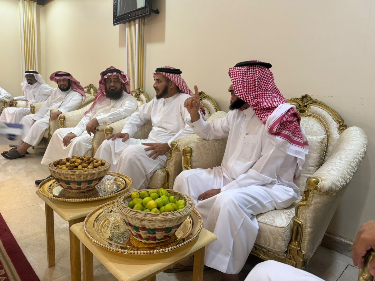 jameiat_amal's tweet photo. ضمن مبادرة الزيارات الاجتماعية لمجالس أسر الأحساء، زارت #جمعية_أمل_لذوي_الإعاقة_السمعية_بالأحساء مجلس أسرة الصويغ، بهدف التعريف بالجمعية ورسالتها، وإبراز برامجها ومبادراتها المجتمعية، بحضور رئيس مجلس إدارة الجمعية الأستاذ صالح الجميعه، ونائب رئيس المجلس الأستاذ عبدالله العليان، وأعضاء مجلس الإدارة، ومنسوبي الجمعية، وعدد من مستفيديها.

واستهل اللقاء رئيس مجلس الإدارة الأستاذ صالح الجميعه بكلمة رحب فيها بالحضور، استعرض خلالها نبذة عن الجمعية منذ تأسيسها، وأهدافها، وأبرز الخدمات والبرامج التي تقدمها للأشخاص ذوي الإعاقة السمعية، مؤكدًا حرص الجمعية على تمكين مستفيديها وتعزيز اندماجهم في المجتمع من خلال برامج نوعية وشراكات مجتمعية فاعلة.

من جانبه، تحدث نائب رئيس مجلس الإدارة الأستاذ عبدالله العليان عن مسيرة الجمعية، موضحًا أنها بدأت كعمل تطوعي نابع من المسؤولية المجتمعية، ثم تطورت إلى كيان مؤسسي يسعى إلى التوسع في برامجه وأنشطته وخدماته بما يلبي احتياجات الأشخاص ذوي الإعاقة السمعية، ويسهم في تنمية قدراتهم وإبراز مواهبهم.

وشهد اللقاء مشاركة مميزة لعدد من طلاب الحلقة الصيفية لتحفيظ القرآن الكريم بجامع الشيخ عبدالعزيز بن سليمان العفالق، حيث قدموا تلاوةً لآيات من القرآن الكريم بلغة الإشارة، في مشهد حظي بإعجاب الحضور، وعكس ما يمتلكه الطلاب من مهارات في توظيف لغة الإشارة لخدمة كتاب الله.

وفي ختام الزيارة، كرّم رئيس مجلس إدارة الجمعية الأستاذ صالح الجميعه عميد مجلس أسرة الصويغ، تقديرًا لحسن الاستقبال وكرم الضيافة واستضافة المجلس لهذه الزيارة، مثمنًا دور مجالس الأسر في تعزيز التواصل المجتمعي ودعم المبادرات الهادفة.

واختُتمت الزيارة بالتقاط صورة جماعية جمعت أعضاء مجلس إدارة الجمعية ومنسوبيها ومستفيديها مع أصحاب مجلس أسرة الصويغ، توثيقًا لهذه المناسبة التي جسدت قيم التعاون والتواصل، وأسهمت في التعريف برسالة الجمعية ودورها في خدمة الأشخاص ذوي الإعاقة السمعية.

#الأحساء