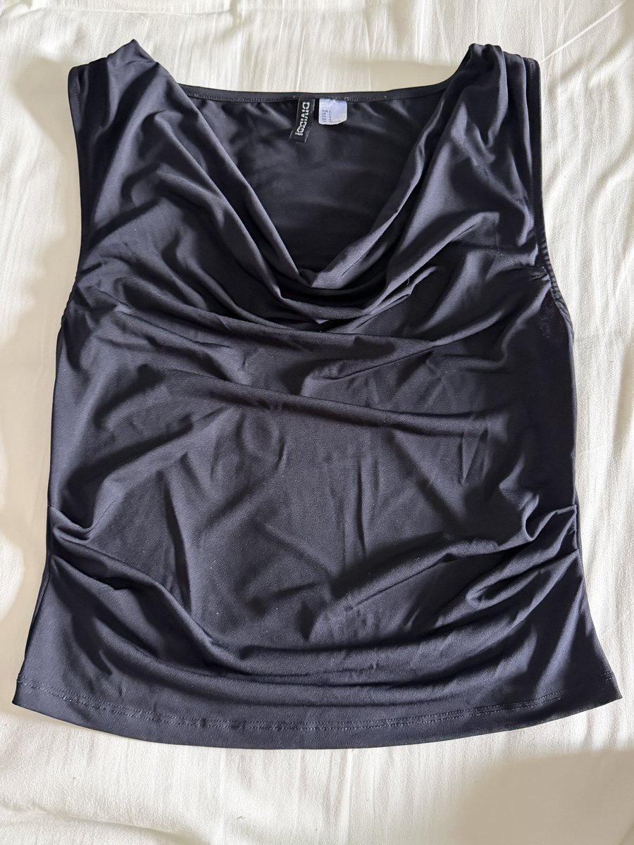 _ddandelions's tweet photo. ￼H&amp;M | เสื้อท็อปแบบดรอป 🖤

size L 
อก 35.5-37 นิ้ว

price 100.- ( from 399.-)

#ส่งต่อเสื้อผ้า #ส่งต่อเสื้อผ้ามือสอง #โล๊ะตู้
#ส่งต่อhm #ส่งต่อhandm https://t.co/EdU1PQ82Jr