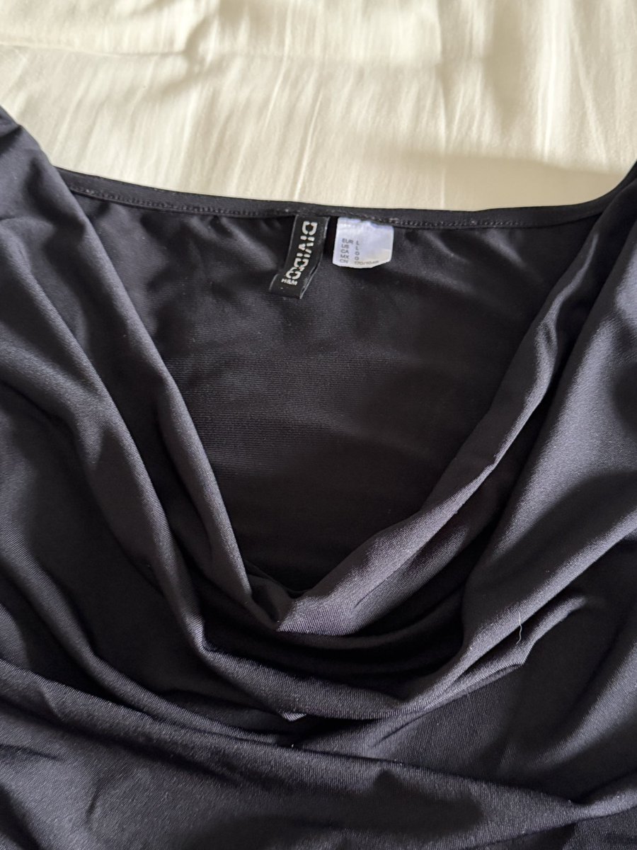 _ddandelions's tweet photo. ￼H&amp;M | เสื้อท็อปแบบดรอป 🖤

size L 
อก 35.5-37 นิ้ว

price 100.- ( from 399.-)

#ส่งต่อเสื้อผ้า #ส่งต่อเสื้อผ้ามือสอง #โล๊ะตู้
#ส่งต่อhm #ส่งต่อhandm https://t.co/EdU1PQ82Jr