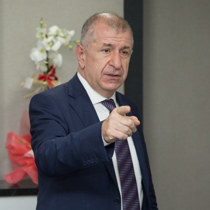 AykiriTRs4's tweet photo. Cübbeli Ahmet ile Ümit Özdağ arasında "800 kilo altın" polemiği.

Cübbeli Ahmet:

Cemaatimizin 800 kilogram altınını çalanlarla ahirette hesaplaşacağız.

Ümit Özdağ: 

Mehdi'nin İstanbul'dan Konya'ya gideceğini biliyorsun ama 800 kilo altını kimlerin çaldığını neden bilmiyorsun? https://t.co/fAO4iUxZHb