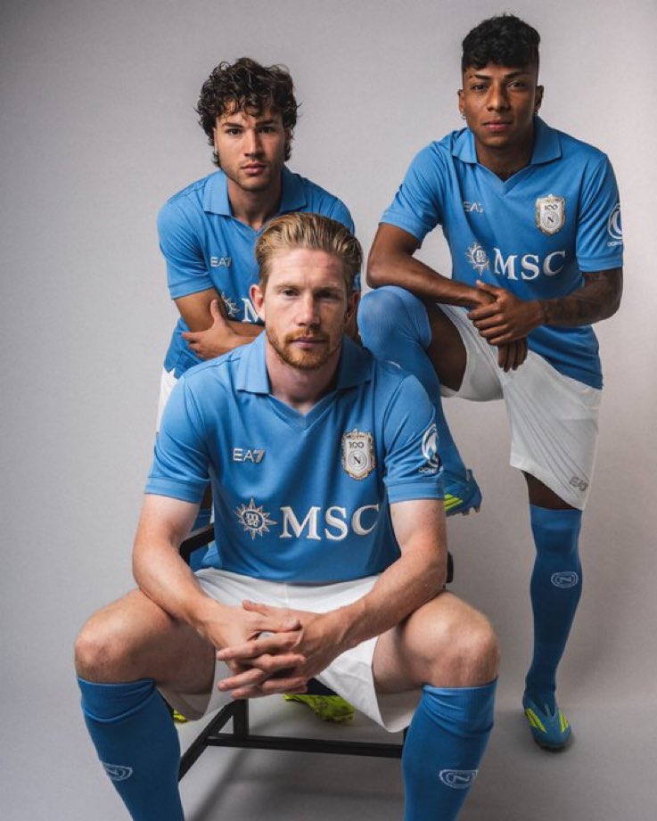 gamonapoli's tweet photo. 2 su 3 non indosseranno mai questa maglia in una partita ufficiale. https://t.co/PE1CqeYyIl