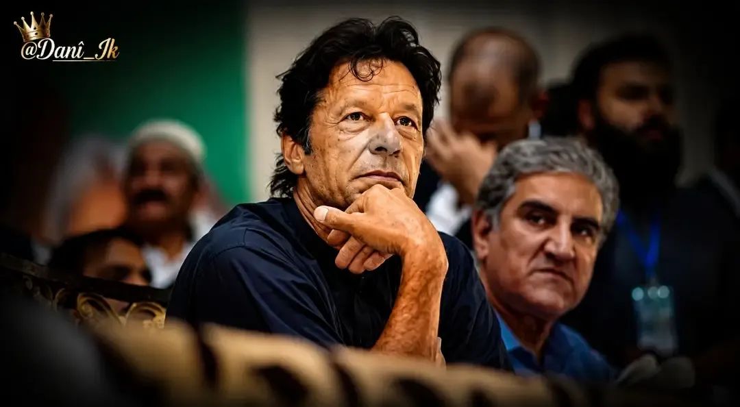 Shahabu05005107's tweet photo. ایک مقبولِ عام لیڈر کو جھوٹے اور من گھڑت کیسز میں قید رکھ کر ان کے بنیادی اور خاندانی حقوق کو پامال کرنا اس ملک کے مروجہ قوانین کا جنازہ نکالنے کے مترادف ہے۔ بہنوں کی آج کی ملاقات پر پوری قوم کی نظریں لگی ہوئی ہیں۔ کپتان کی حفاظت ہمارا اولیں فرض ہے۔
#مزاحمت_سے_ہوگی_خان_کی_رہائی https://t.co/o6dXsifxGL