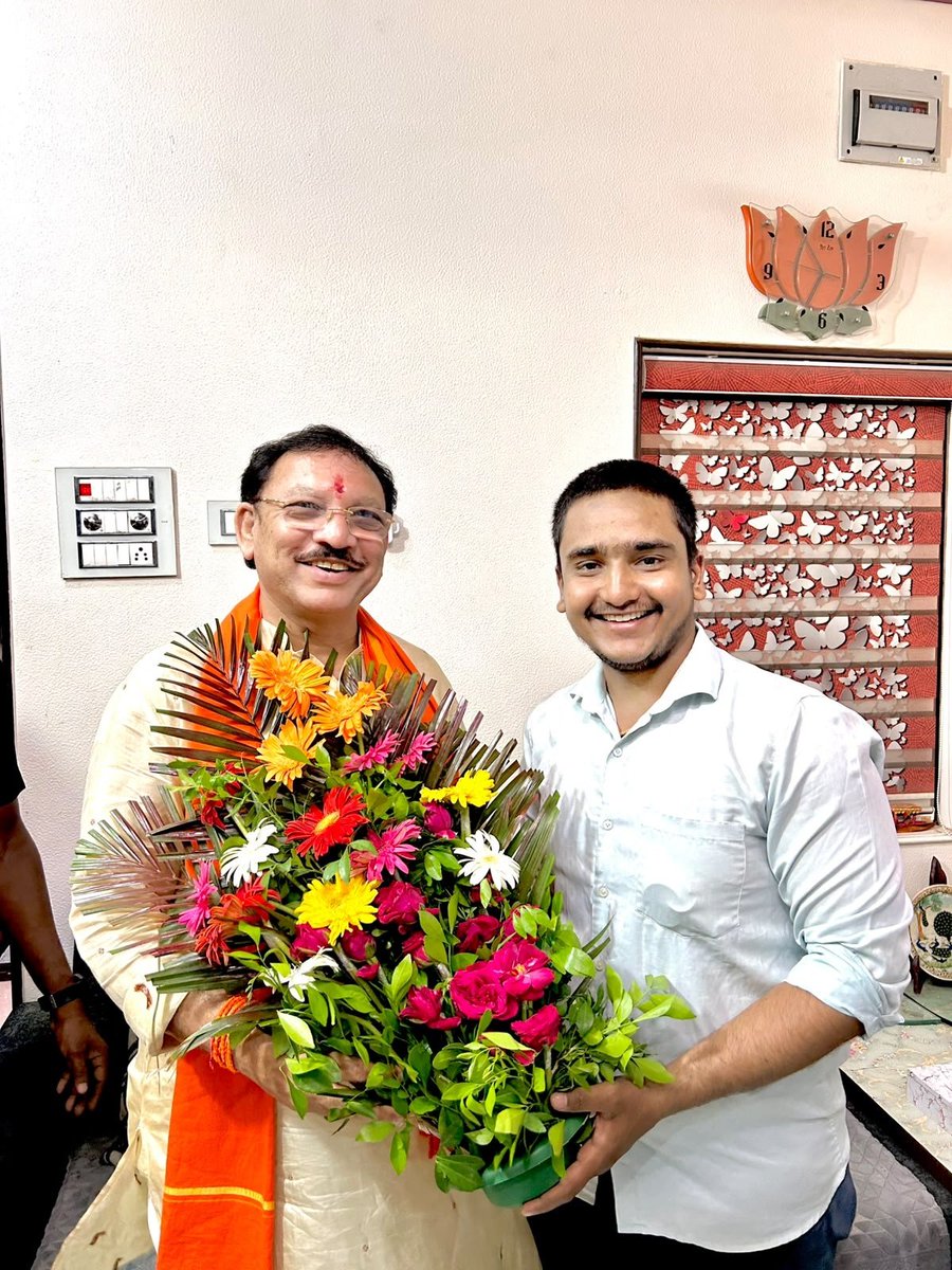 Gopalvarma07's tweet photo. यवतमाळ-वाशीम लोकसभा मतदारसंघाचे खासदार श्री संजय देशमुख जी यांच्या मंगरुळनाथ दौऱ्यादरम्यान त्यांची भेट झाली.

यावेळी माझ्यासोबत प्रमुख भाजपाचे जिल्हाध्यक्ष श्री पुरुषोत्तम भाऊ चितलांगे जी तसेच महायुतीचे पदाधिकारी व कार्यकर्ते उपस्थित होते..!! 🤝💐🌷🚩 https://t.co/TrjbZ0A6WM
