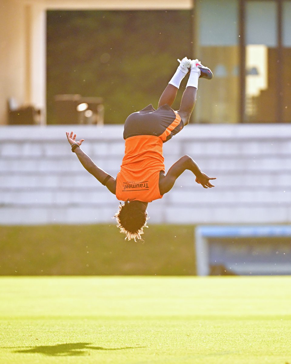 FCShakhtar_eng's tweet photo. 🙃 Gravity? Not today🤸♂️
🧡 Bruninho 👏
#Shakhtar #acrobatics https://t.co/xMi8Eg3Dzt