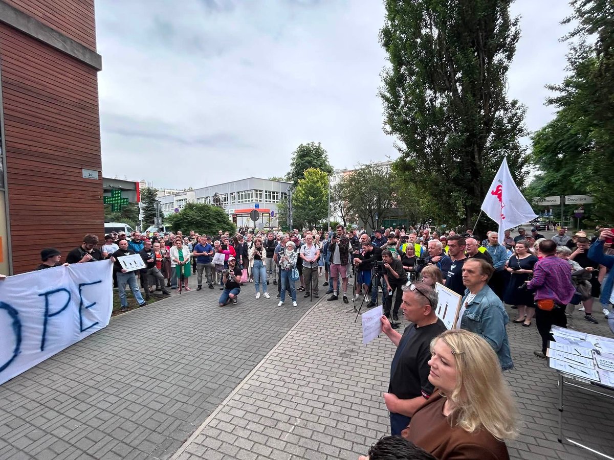 RuchNarodowy's tweet photo. Lider RN w Krakowie @piotr_bartosz: Meczet w Krakowie. 400, może 500 metrów w linii prostej od Katedry Wawelskiej. Tam leżą polscy władcy, między innymi Władysław Łokietek, Kazimierz Wielki, Jan III Sobieski, który pod Wiedniem uratował chrześcijańską Europę!

Dzisiaj, w cieniu tego narodowego sanktuarium, stoimy my – spadkobiercy tej wielkiej historii. Dziś musimy protestować i debatować nad tym, czy w sercu Krakowa ma powstać kolejny obiekt muzułmańskiego kultu religijnego, który sami organizatorzy wprost nazywają meczetem.

Nie dajmy sobie wmówić, że to tylko „niewinne centrum kulturalne”, jak nowohucki NCK. Fundacja w internetowych zrzutkach na wynajem tego miejsca pisze wprost, że w dwóch poprzednich lokalizacjach uczestnicy modlitw już się nie mieszczą! Co to oznacza dla nas, mieszkańców?

To jasny sygnał ostrzegawczy! Jeśli dziś pozwolimy na powstanie tego obiektu tutaj lub gdziekolwiek indziej, za rok powstanie kolejny. Za dwa lata – dwa następne. A za 10 lat obudzimy się w rzeczywistości, gdzie na co piętnastej ulicy Krakowa będą budowane islamskie obiekty kultu religijnego.

To nie są bezpodstawne obawy. To scenariusz, który Europa Zachodnia już przerobiła na własnej skórze. Spójrzmy na fakty i twarde statystyki:
 W Niemczech funkcjonuje już blisko 2800 meczetów i muzułmańskich domów modlitwy.

 We Francji ta liczba przekracza już 2500 obiektów.
 W małej Belgii jest ich od 300 do 400.
Czy tak ma wyglądać przyszłość Krakowa? Czy tak ma wyglądać przyszłość Polski? Nasza odpowiedź brzmi: NIE!

Nie ma naszej zgody na zmienianie ładu przestrzennego i kulturowego naszego miasta. Kraków to nie Paryż, Berlin czy Bruksela. Kraków to miasto królów polskich, a Polska to państwo narodowe o tysiącletniej, chrześcijańskiej tradycji, której będziemy bronić.

Naszym świętym obowiązkiem jako mieszkańców, ale przede wszystkim jako Polaków, jest ochrona tego dziedzictwa. Nasi przodkowie przelewali krew na wielu frontach, walczyli w powstaniach, ginęli na wojnach po to, abyśmy dziś mogli żyć w wolnym, bezpiecznym i suwerennym państwie.

Nie po to nasi żołnierze Wojska Polskiego obecnie bronią granicy, a funkcjonariusze służb mundurowych walczą ze zorganizowanymi grupami przestępczymi, składającymi się głównie z obcokrajowców, żebyśmy teraz przyzwalali na kulturową ekspansję imigrantów wewnątrz kraju.

Zobaczcie, co dzieje się dzisiaj we Francji. W samorządach i lokalnych wyborach wygrywają partie skrajnie lewicowe. Jak to robią? Scenariusz jest prosty: masowe rozdawnictwo obywatelstw. Tysiące nowych paszportów w zamian za głosy wyborcze. I podczas gdy nas, ludzi dbających o tradycję i bezpieczeństwo, mainstreamowe media próbują wyśmiewać i nazywać „katoprawicą”, tam, na Zachodzie, do władzy oficjalnie doszła tzw. islamolewica – destrukcyjny sojusz, który niszczy europejską kulturę od środka!

Dlatego stoimy tu dzisiaj razem. Ponad podziałami. Dla naszych dzieci, dla naszych wnuków, dla bezpieczeństwa naszych ulic i spokoju tego osiedla.

Mówimy jasno i stanowczo: brońmy ładu przestrzennego Krakowa! Brońmy naszej tożsamości! Nie odpuścimy tego miejsca ani żadnego innego.