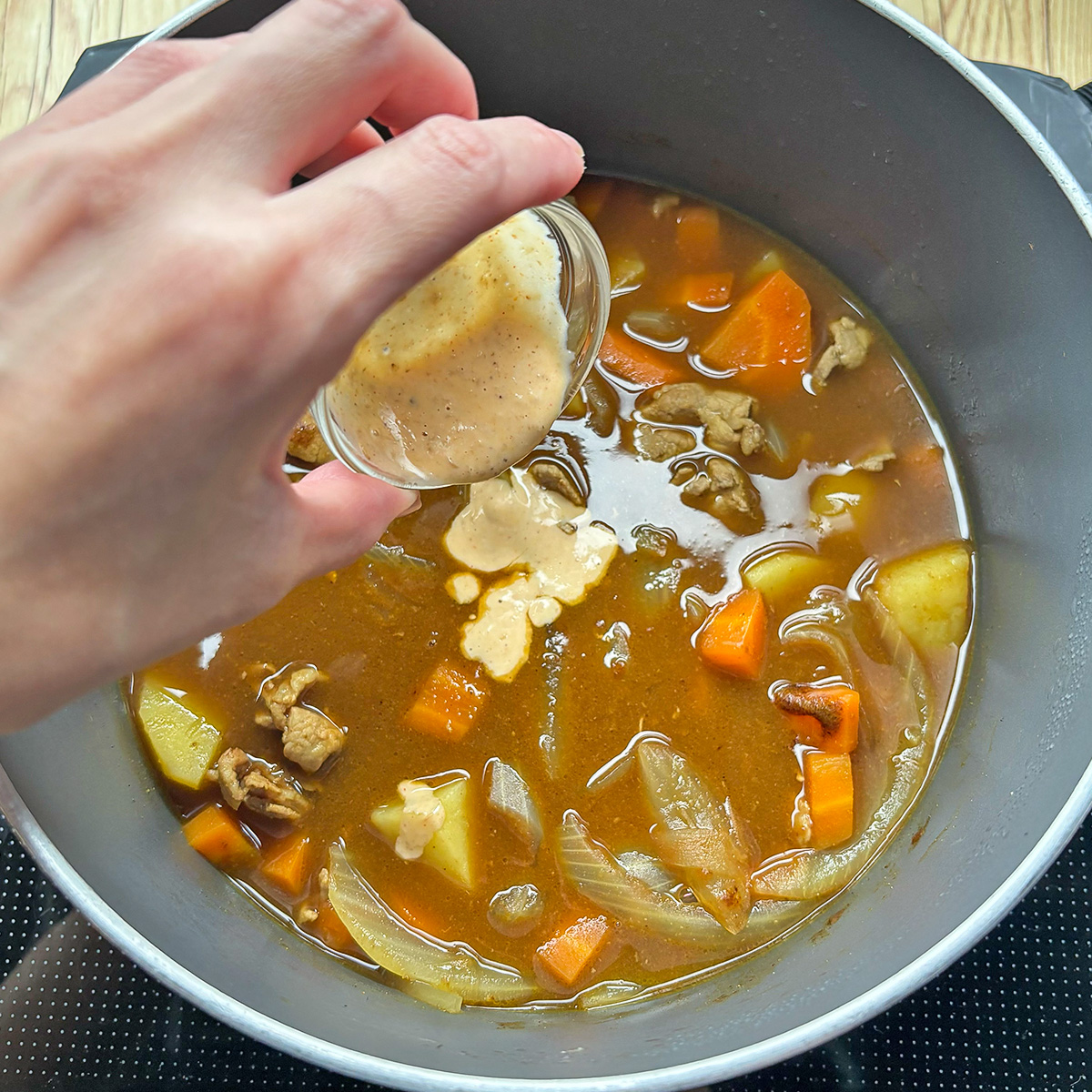 TastyJapan's tweet photo. 【ダマされたと思ってカレーに入れてみ？】夏の定番のあのたれで激変⁉️カレーのコクうまアレンジレシピ🍛

暑くなってきたら大活躍するあのたれ、カレーの隠し味にぴったりなんです😋
仕上げに加えるだけで、ごまの香ばしさとまろやかなコクがプラスされ、いつものカレーがちょっと濃厚な味わいになりますよ👍

詳しくはリプ欄を見てね👇