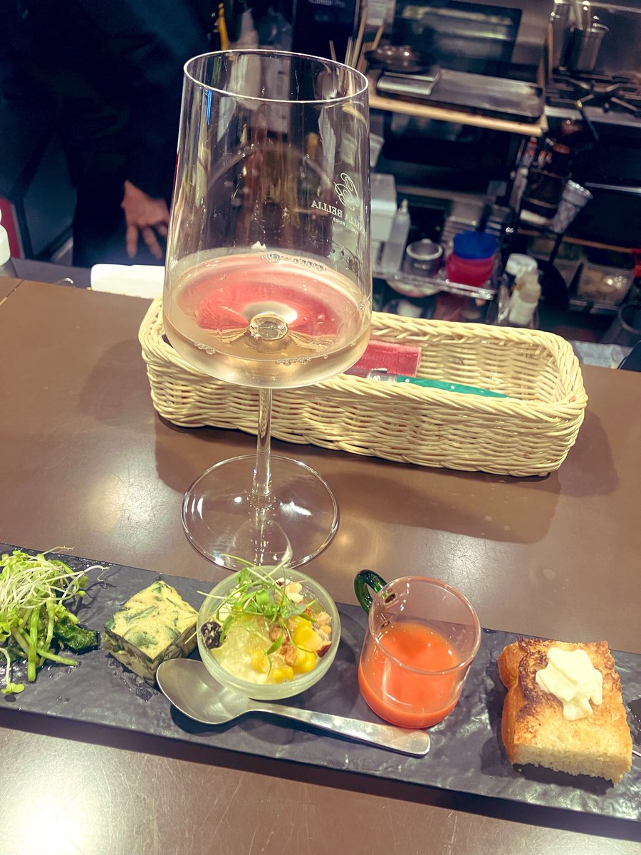 sake_fun55's tweet photo. 土曜も行ったのに、今日もアンティカ オステリア ゴンドレッタでランチ。
いつものつぶ貝とパクチー😍美味しかったです😍 https://t.co/N8hBWgJioB