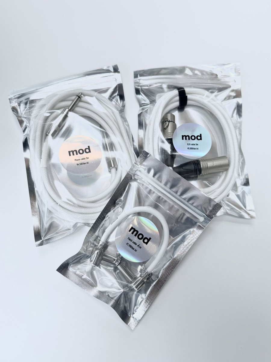 shibasakimod's tweet photo. 【mod 3周年記念㊗️「modオリジナルケーブル」各種、販売開始です！！】
modを象徴するホワイトのビジュアルが特徴的で、ステージにも映えます！XLR/フォンケーブルは頑丈な保護素材を使っているため、ハードに現場で使っても安心。パッチケーブルはボードを広く使える平らなジャックで便利です！ぜひ使ってみてください！

mod店舗とオンラインストアで買えます！

・XLRケーブル1本(3m) ¥5,000(税込)
https://t.co/QZ7vgQTfEC

・フォンケーブル1本(3m) ¥4,500(税込)
https://t.co/f0TN9NIvkQ

・パッチケーブル1本(15cm) ¥1,900(税込)
https://t.co/IhCwTPGtIl

・パッチケーブル3本(15cm) ¥5,000(税込) ✨お得✨
https://t.co/4f6oMCOi2i

ケーブルの開発はAAAA✧ @AmaincharacterA がしてくれました！