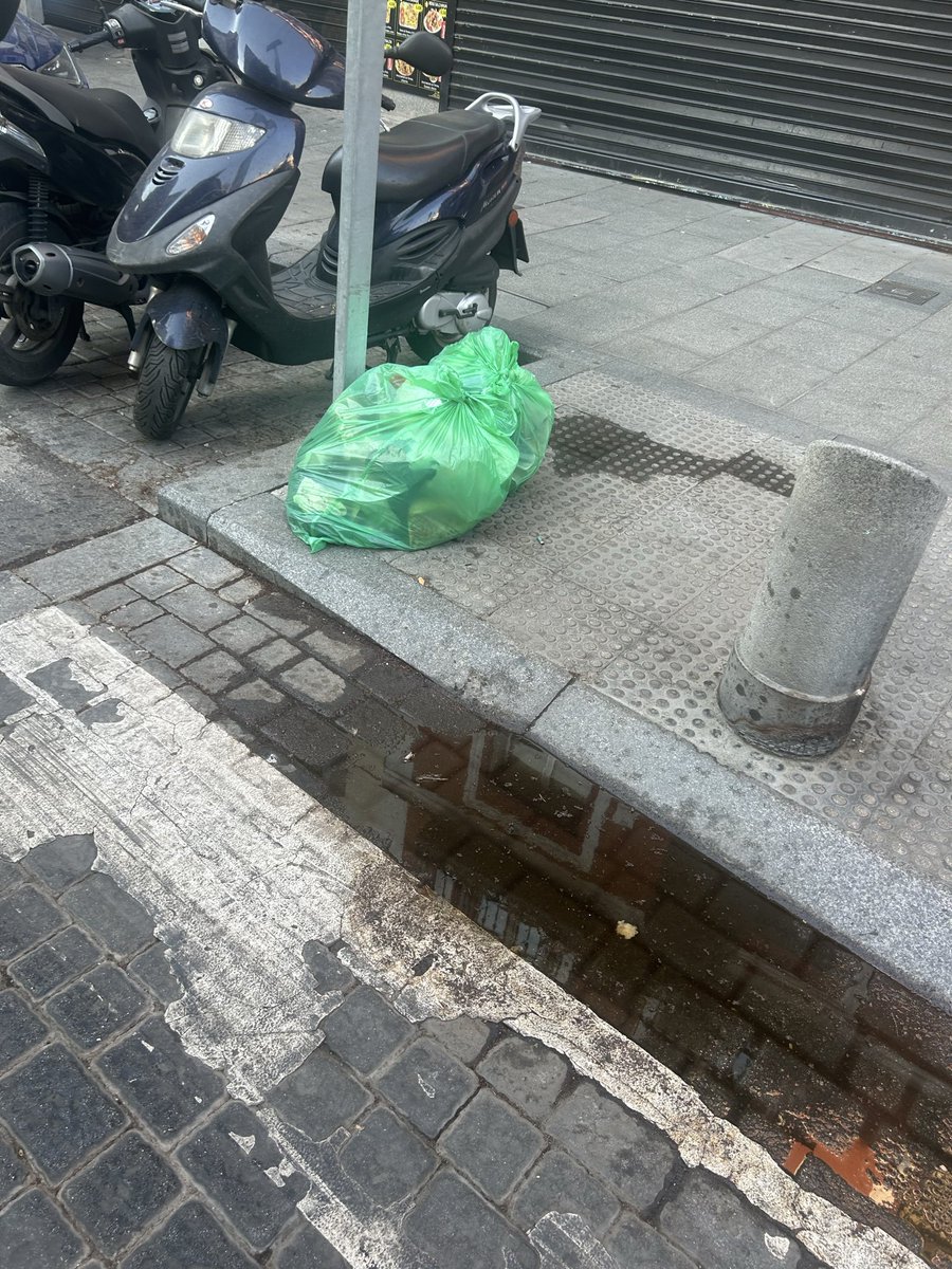pepablanes's tweet photo. Todo Lavapiés así, gracias @MADRID @AlmeidaPP_ la ciudad huele mal y es un estercolero, imagino que os da exactamente igual, ojalá @guardian haga un artículo de 5 razones por las que Madrid es la capital más guarra de Europa https://t.co/KmEATtCBfc