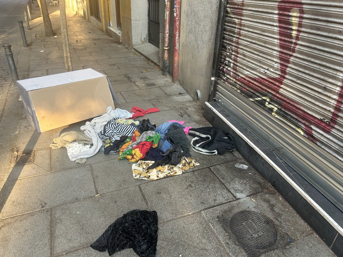 pepablanes's tweet photo. Todo Lavapiés así, gracias @MADRID @AlmeidaPP_ la ciudad huele mal y es un estercolero, imagino que os da exactamente igual, ojalá @guardian haga un artículo de 5 razones por las que Madrid es la capital más guarra de Europa https://t.co/KmEATtCBfc