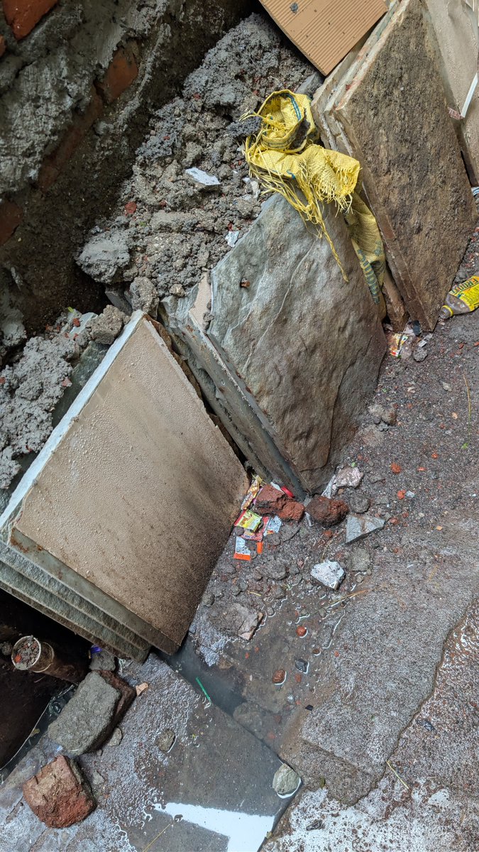 Mehtab_Sidd's tweet photo. Construction work at Noori Masjid Gully, Chikkal Wadi, Beat No. 180, Antop Hill @mybmcWardFN Debris is being dumped in the narrow lane and Drainage, tarpaulin is hanging dangerously, and electric boards/wires are left exposed @mybmcWardFN @AshwiniBhide @PrajaktaVerma https://t.co/pjeHTGo5DX