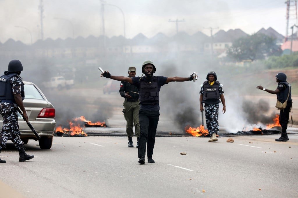 Judaeda3's tweet photo. In 2019, 

Congolese 🇨🇩 join the looting of South African 🇿🇦 businesses. 

DRC protesters attack Mr Price, SA consulate over xenophobic attacks

A Mr. Price shop looted in Lubumbashi, the DR Congo's second largest city. https://t.co/7o9d1cagFk
