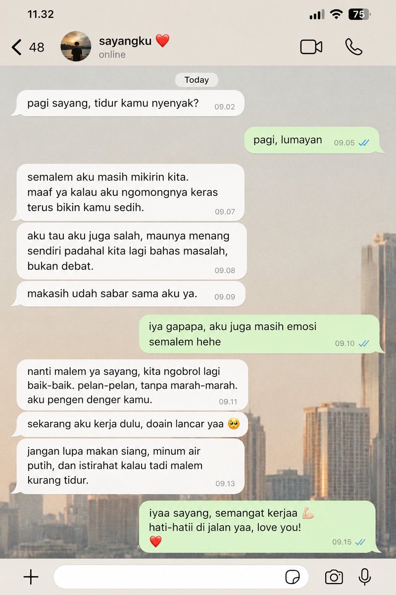 kywupi's tweet photo. Nikah sama orang yang komunikasinya bagus itu salah satu bentuk keberuntungan paling mahal.

Karena setelah resepsi selesai, yang diuji bukan cuma rasa sayang. Tapi gimana kalian ngobrol pas lagi kecewa, capek, beda pendapat, bahkan pas sama2 agi nggak mau ngalah.

Banyak hubungan retak bukan karena nggak cinta, tapi karena satu orang ngajak nyelesain, satunya malah menghilang.