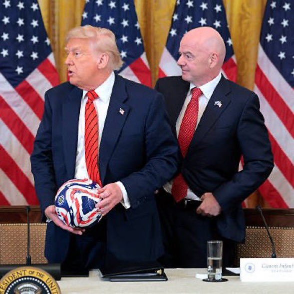 AlaaMubarak_'s tweet photo. @SaudiNews50 سقطة كبيرة و فضيحة من رئيس الاتحاد الدولي لكرة القدم بعد  قيامة بالغاء البطاقة الحمراء للاعب منتخب امريكا بعد مكالمة من ترامب ! والنتيجة هزيمة امريكا باربعة اهداف امام بلجيكا وربما يحاول اعادة المباراة بحجة جديدة لإرضاء سيده 🙂 ، شخصية مقززة و ضعيفة وتصرف مفضوح . https://t.co/MVoB0aS02W