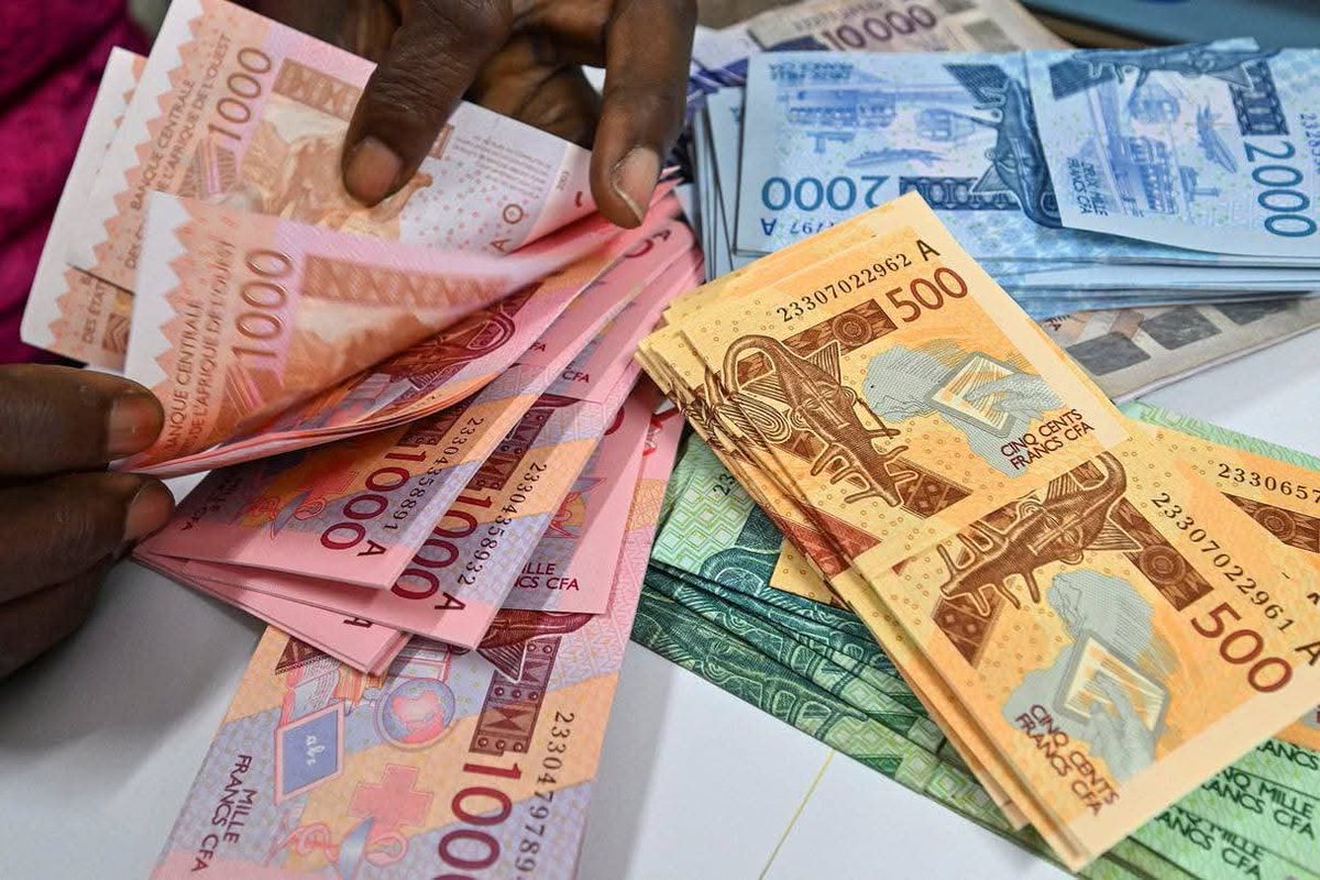 Nsangou_Khadafi's tweet photo. 🚨 ON VOUS A PEUT-ÊTRE DIT TOUT ET SON CONTRAIRE SUR LE FRANC CFA. ENTRE IDÉES REÇUES, RUMEURS ET RÉALITÉS, VOICI CE QUE L'HISTOIRE ET LES FAITS PERMETTENT D'ÉTABLIR.

Créé en 1945, le franc CFA est l'une des monnaies les plus débattues du continent africain.

Pendant plusieurs décennies, une partie des réserves de change des pays membres devait être déposée sur un compte d'opérations ouvert auprès du Trésor français.

Ce n'est pas une théorie du complot.

C'est un fait historique, prévu par les accords qui régissaient le fonctionnement de cette monnaie.

En 2019, une réforme majeure est annoncée pour les pays de l'UEMOA.

Le dépôt obligatoire des réserves de change auprès du Trésor français est officiellement supprimé, et les représentants français cessent de siéger dans les instances de gouvernance de la banque centrale de cette zone.

Pour autant, le débat est loin d'être clos.

La véritable question aujourd'hui est la suivante : le maintien d'un taux de change fixe entre le franc CFA et l'euro est-il une force ou une faiblesse ?

Pour certains économistes, cet arrimage garantit une inflation relativement faible, renforce la stabilité monétaire et inspire davantage confiance aux investisseurs.

Pour d'autres, il réduit la marge de manœuvre des États africains, limite leur souveraineté monétaire et peut pénaliser la compétitivité de leurs exportations.

Autre affirmation souvent relayée sur les réseaux sociaux : « La France imprime toujours le franc CFA. »

En réalité, il est essentiel de distinguer la fabrication physique des billets, qui peut être confiée à un imprimeur spécialisé, de la politique monétaire, qui consiste à décider de la quantité de monnaie en circulation, des taux d'intérêt et des grandes orientations financières.

Ces deux notions sont différentes, mais elles sont souvent confondues dans le débat public.

💰 Le franc CFA demeure aujourd'hui l'un des sujets économiques les plus sensibles d'Afrique. Pour comprendre ce débat, il est essentiel de distinguer les faits historiques, les réformes intervenues et les différentes analyses économiques.

💬 Et toi, pensais-tu que le fonctionnement du franc CFA était resté le même qu'il y a 30 ans ? Partage ton point de vue en commentaire.