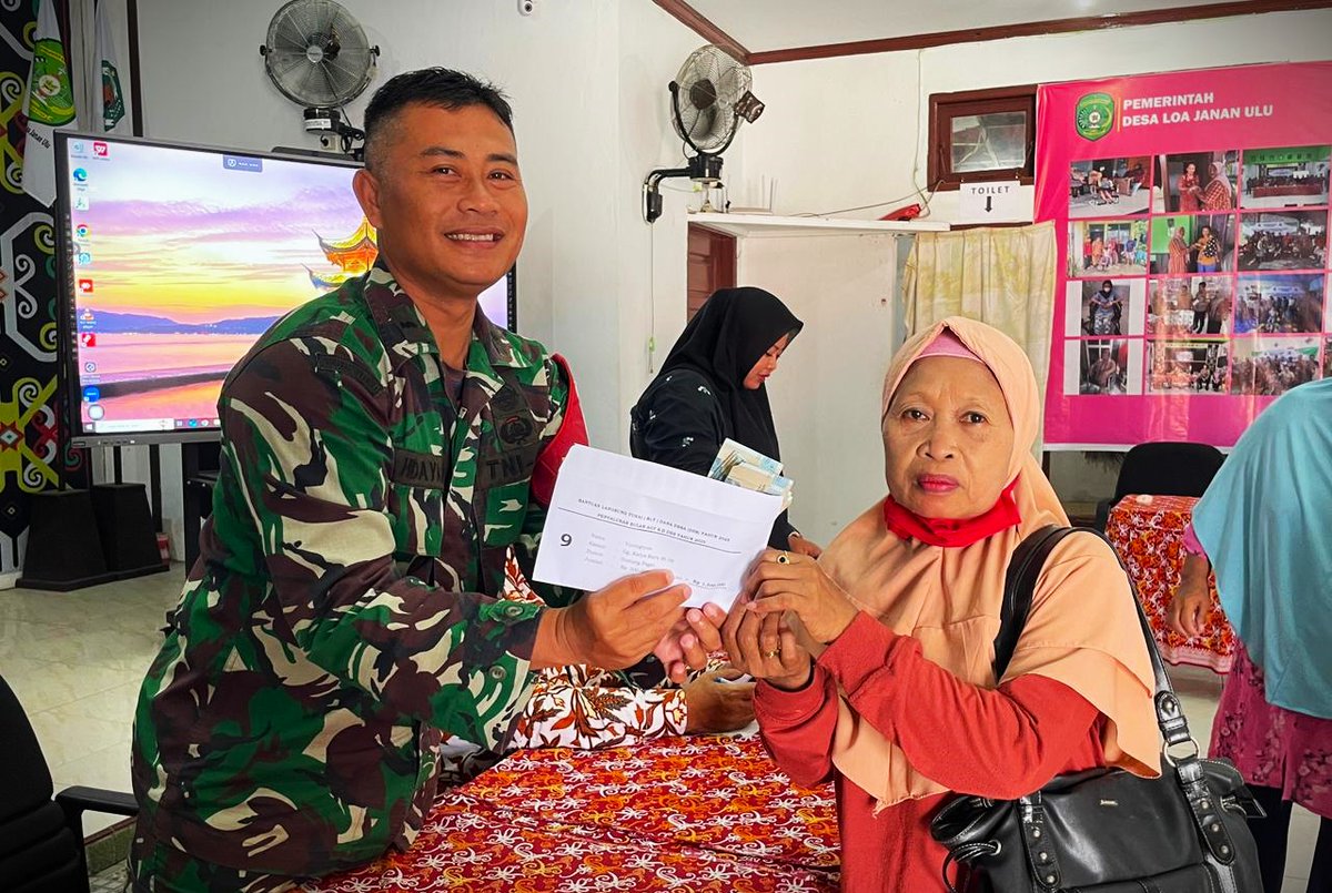 0906Kodim's tweet photo. Babinsa Loa Janan Ulu, Koramil 0906-03/Loa Janan, Pelda Rahmad Hidayat melaksanakan pendampingan dan pengawasan penyaluran Bantuan Langsung Tunai Dana Desa (BLT-DD) kepada warga di wilayah binaannya.

https://t.co/cWt2VKyIKh https://t.co/VFT6fXiKn6