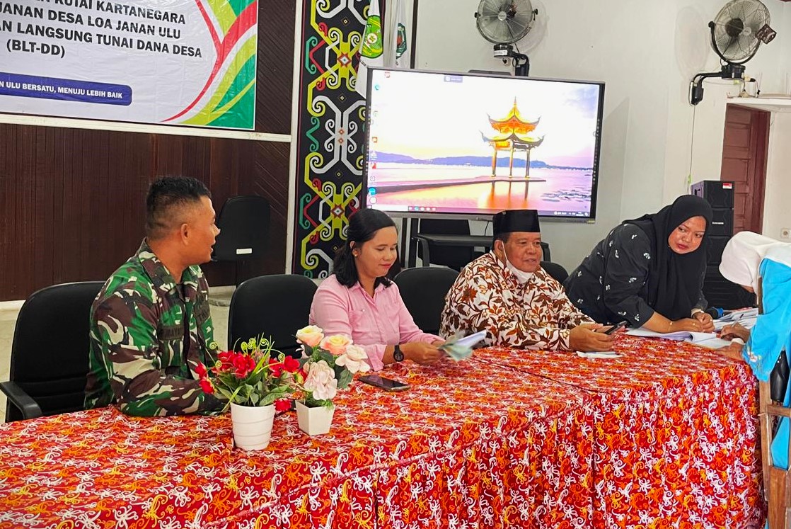 0906Kodim's tweet photo. Babinsa Loa Janan Ulu, Koramil 0906-03/Loa Janan, Pelda Rahmad Hidayat melaksanakan pendampingan dan pengawasan penyaluran Bantuan Langsung Tunai Dana Desa (BLT-DD) kepada warga di wilayah binaannya.

https://t.co/cWt2VKyIKh https://t.co/VFT6fXiKn6