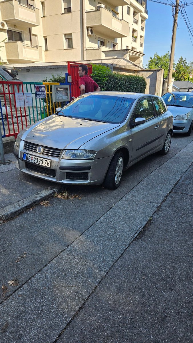 Vojislav_d's tweet photo. Poštovani @prijavi_problem vozilo sa odavno isteklom registracijom (nalepnica iz 2023) zauzima trotoar ispred vrtića Zvezdica, Stražilovska ulica, Voždovac. https://t.co/5JncHW7k3a