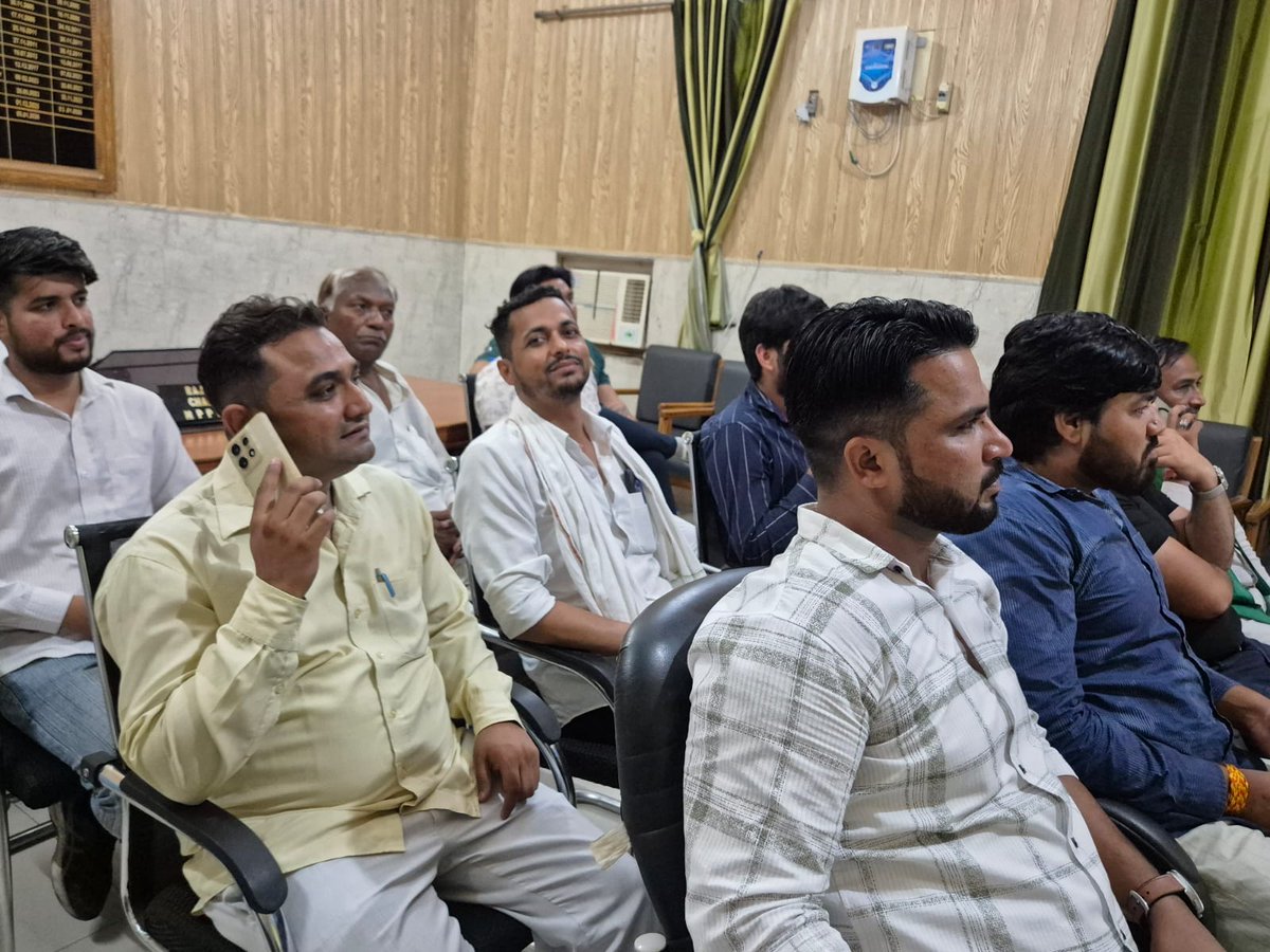 NagarBaghpat's tweet photo. माननीय मुख्यमंत्री महोदय जी की अध्यक्षता में वृहद वृक्षारोपण अभियान लाइव मीटिंग का प्रसारण देखते हुए, नगर पालिका परिषद बागपत #upgovt #sbm_up #swachhbharatgov #swabhavswachhata #sanskaarswachhata #swachhbharatmissionurban #youthvsgarbage 
#swachhotsav #plantation https://t.co/4VzUqaNMN7