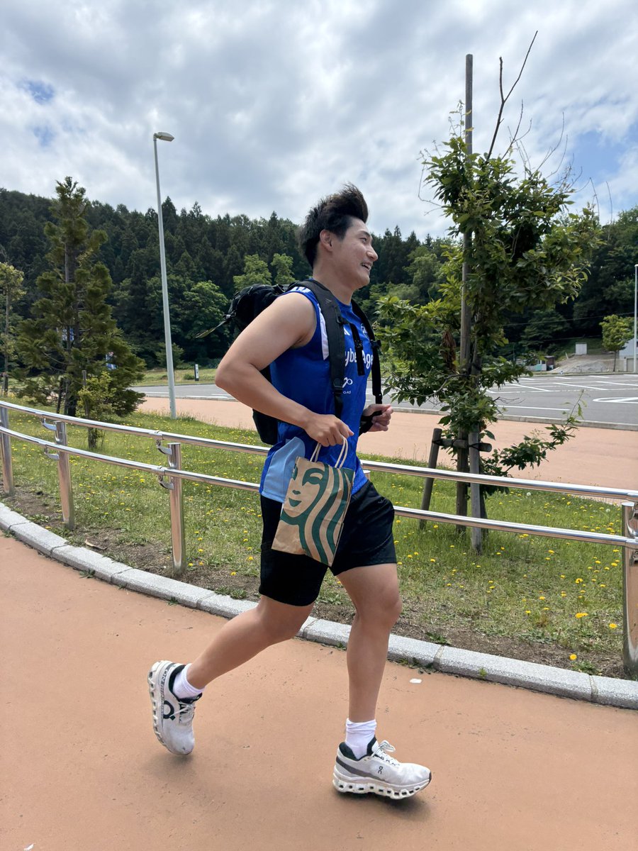 sisigomi's tweet photo. 元コンサ選手らを見に町田ゼルビアが練習するカクヒロアスレチックスタジアムへ
練習終了後にファンサの列に並んで前寛之君、大八君、あとミンテ君は遠くから撮影 https://t.co/9MHOLZ51gU