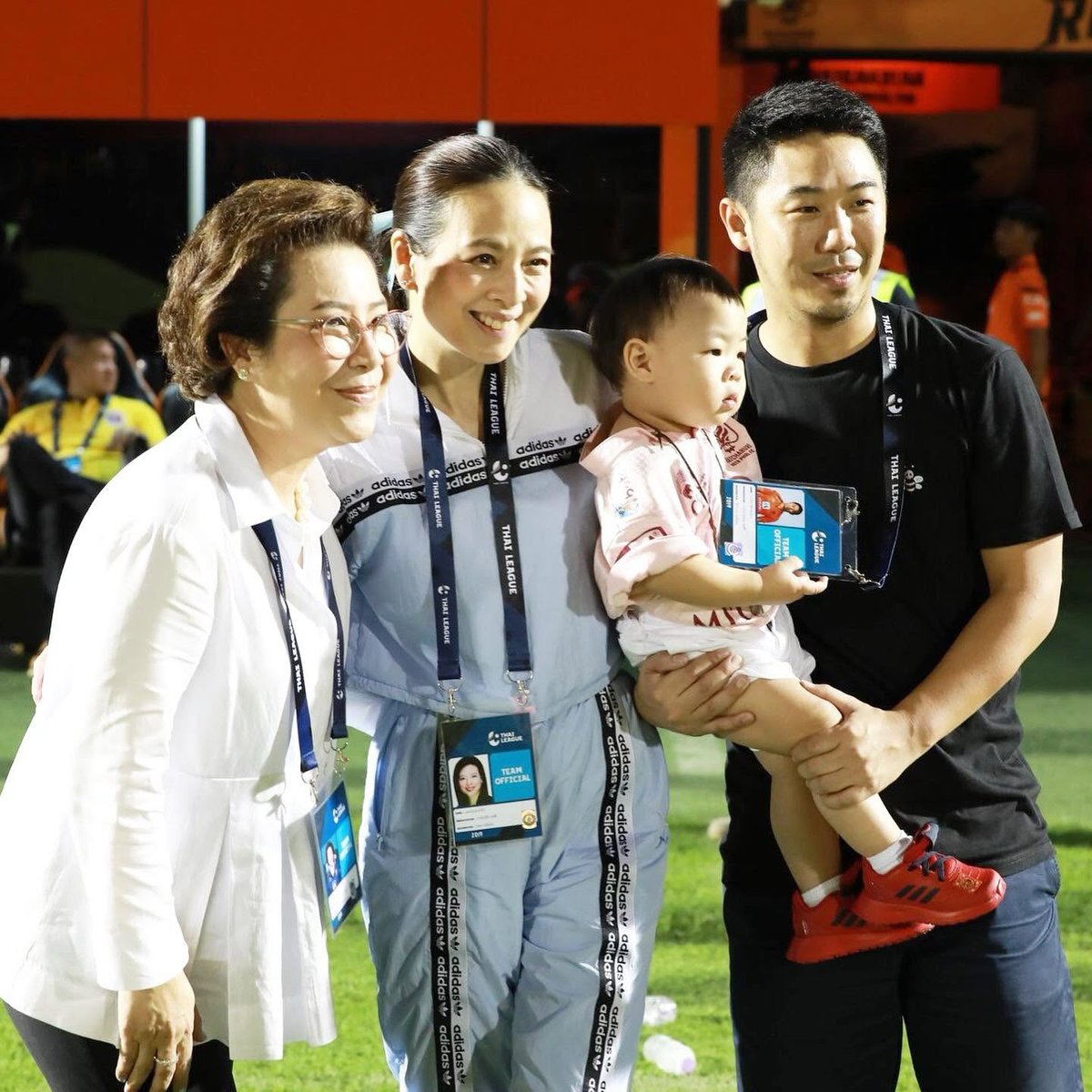 ufanews2024's tweet photo. ประธานสโมสรราชันมังกรลาออกจากตำเเหน่งในสมาคมฟุตบอลเเต่ยังชื่อชมประธานหญิง
คลิกอ่าน >> https://t.co/79I6jZHRe0
#fathailand #ratchaburifc #portfc https://t.co/9fKl8uCSFM