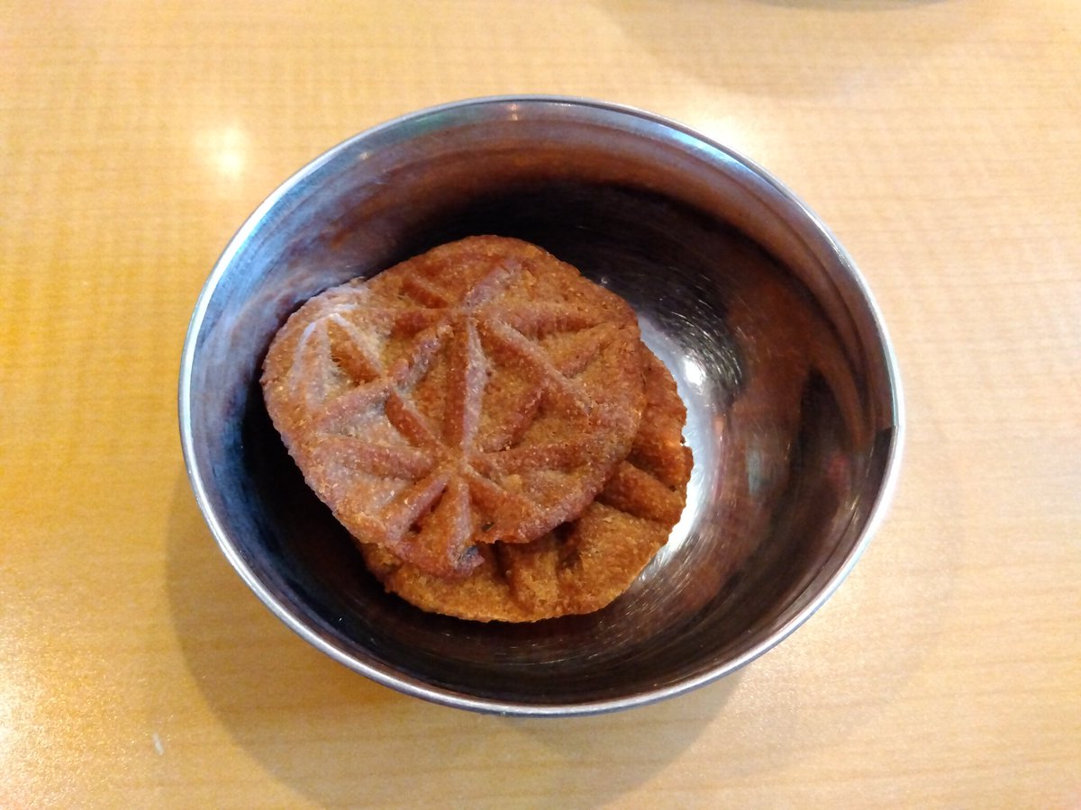 vqsato's tweet photo. お馴染み秋葉原アールティで大好き日替わり「キャベツとカラチャナ」😋2ヶ月のインド帰省から戻ったアミチャンドラさんのお土産自家製ミタイ付き！彼の奥様手作りのロターナというウッタラカンドの伝統的焼菓子😀アタの風味よく素朴な味わいで美味しいです😊本日もご馳走さまでした🙏 https://t.co/krcfqPBZWd