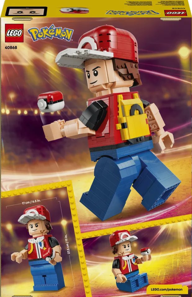 NintendHOME's tweet photo. 🏷️ Produits dérivés – Deux nouveaux leaks de sets LEGO Pokémon :

– La Poké Ball Moments iconiques de dresseur (299,99 €) avec des minifigurines de Red, Professeur Chen, Dresseur Jr., Pikachu et Évoli ;

– La minifigurine Red grand format (79,99 €). https://t.co/CMdd7s9RLk