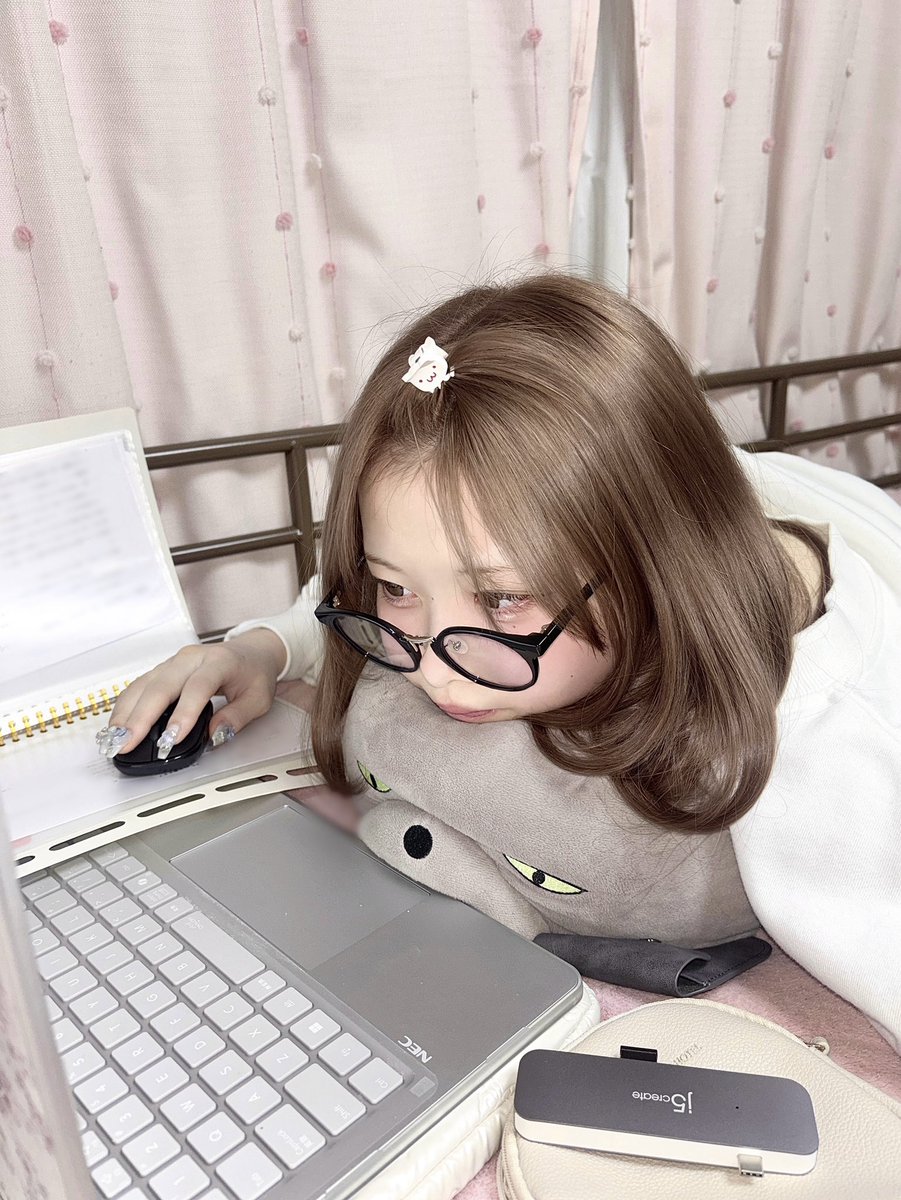almod_chan's tweet photo. 課題をしている女子大生カノジョ(自称) https://t.co/L2z3g0ZD5T