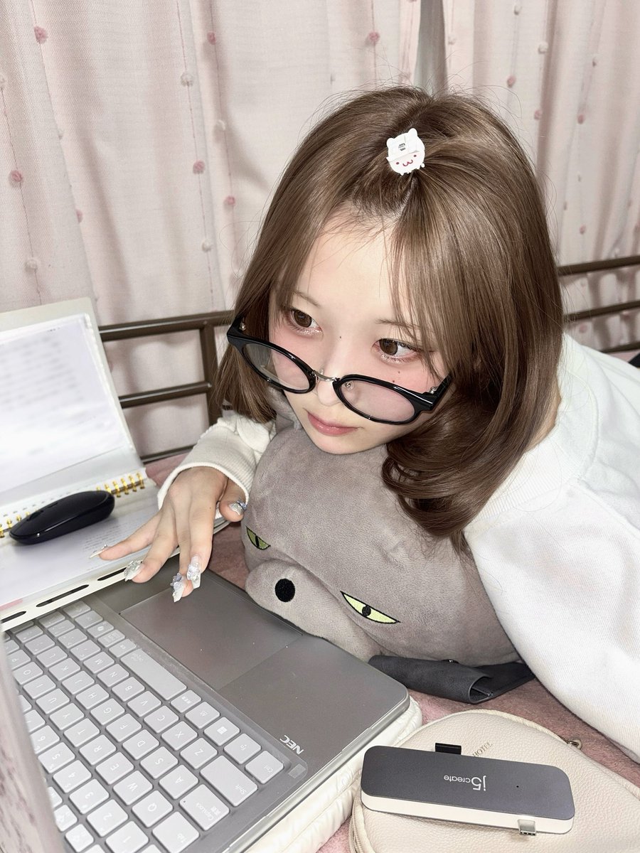almod_chan's tweet photo. 課題をしている女子大生カノジョ(自称) https://t.co/L2z3g0ZD5T