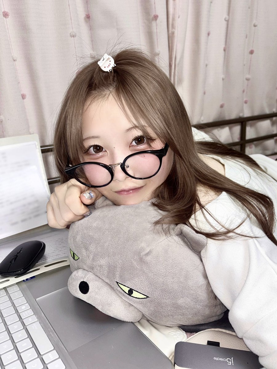 almod_chan's tweet photo. 課題をしている女子大生カノジョ(自称) https://t.co/L2z3g0ZD5T