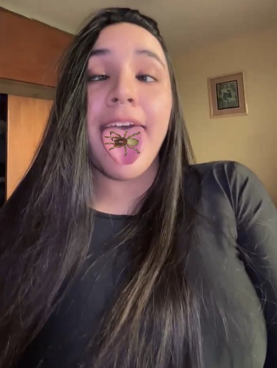PussyProlapse's tweet photo. @Hannahsoless I hope this thing eats your pussy https://t.co/F0zUjb9KIw