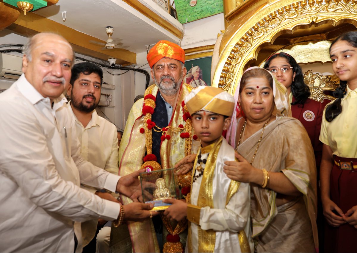 DKShivakumar's tweet photo. ಇಂದು ಕಲಬುರಗಿಯ ಶ್ರೀ ಶರಣಬಸವೇಶ್ವರ ದೇವಸ್ಥಾನಕ್ಕೆ ಭೇಟಿ ನೀಡಿ, ಹಿಂದಿನ ಪೀಠಾಧಿಪತಿ ಪೂಜ್ಯ ಡಾ. ಶರಣಬಸವಪ್ಪ ಅಪ್ಪ ಅವರ ಗದ್ದುಗೆಗೆ ನಮಿಸಿ ಗೌರವ ಸಲ್ಲಿಸಿದೆನು. ಈ ವೇಳೆ ಪ್ರಸ್ತುತ ಪೀಠಾಧಿಪತಿಗಳಾದ ಚಿರಂಜೀವಿ ದೊಡ್ಡಪ್ಪ ಅಪ್ಪ ಅವರೊಂದಿಗೆ ಆತ್ಮೀಯವಾಗಿ ಮಾತುಕತೆ ನಡೆಸಲಾಯಿತು. 

ಈ ಸಂದರ್ಭದಲ್ಲಿ ಉಪಮುಖ್ಯಮಂತ್ರಿಗಳಾದ ಶ್ರೀ ಡಾ. ಜಿ ಪರಮೇಶ್ವರ್‌, ಸಚಿವರಾದ ಶ್ರೀ ಪ್ರಿಯಾಂಕ್‌ ಖರ್ಗೆ, ಶ್ರೀ ಯು.ಟಿ ಖಾದರ್‌, ಶ್ರೀ ಡಾ. ಶರಣಪ್ರಕಾಶ್‌ ಪಾಟೀಲ್‌ ಸೇರಿದಂತೆ ಹಲವು ಗಣ್ಯರು ಉಪಸ್ಥಿತರಿದ್ದರು.