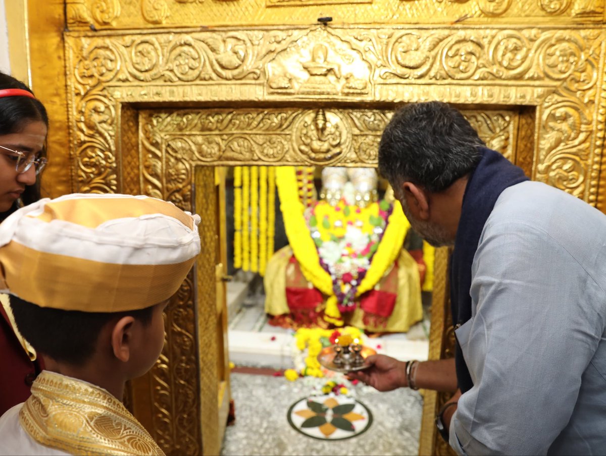 DKShivakumar's tweet photo. ಇಂದು ಕಲಬುರಗಿಯ ಶ್ರೀ ಶರಣಬಸವೇಶ್ವರ ದೇವಸ್ಥಾನಕ್ಕೆ ಭೇಟಿ ನೀಡಿ, ಹಿಂದಿನ ಪೀಠಾಧಿಪತಿ ಪೂಜ್ಯ ಡಾ. ಶರಣಬಸವಪ್ಪ ಅಪ್ಪ ಅವರ ಗದ್ದುಗೆಗೆ ನಮಿಸಿ ಗೌರವ ಸಲ್ಲಿಸಿದೆನು. ಈ ವೇಳೆ ಪ್ರಸ್ತುತ ಪೀಠಾಧಿಪತಿಗಳಾದ ಚಿರಂಜೀವಿ ದೊಡ್ಡಪ್ಪ ಅಪ್ಪ ಅವರೊಂದಿಗೆ ಆತ್ಮೀಯವಾಗಿ ಮಾತುಕತೆ ನಡೆಸಲಾಯಿತು. 

ಈ ಸಂದರ್ಭದಲ್ಲಿ ಉಪಮುಖ್ಯಮಂತ್ರಿಗಳಾದ ಶ್ರೀ ಡಾ. ಜಿ ಪರಮೇಶ್ವರ್‌, ಸಚಿವರಾದ ಶ್ರೀ ಪ್ರಿಯಾಂಕ್‌ ಖರ್ಗೆ, ಶ್ರೀ ಯು.ಟಿ ಖಾದರ್‌, ಶ್ರೀ ಡಾ. ಶರಣಪ್ರಕಾಶ್‌ ಪಾಟೀಲ್‌ ಸೇರಿದಂತೆ ಹಲವು ಗಣ್ಯರು ಉಪಸ್ಥಿತರಿದ್ದರು.