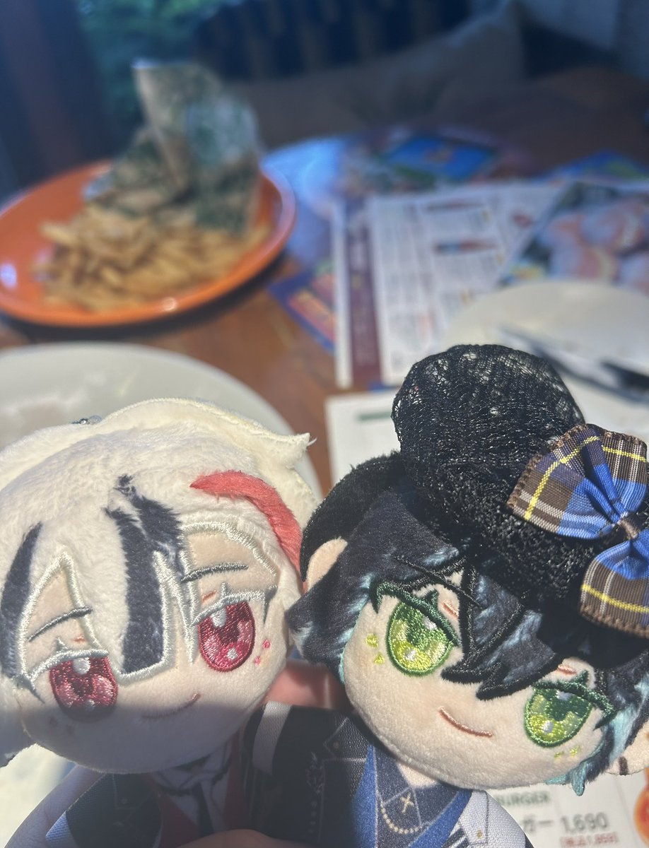 aya100028's tweet photo. ぬいたちと友達と腹パンおやつ！🍔🍟 https://t.co/TFvrDhV2w1