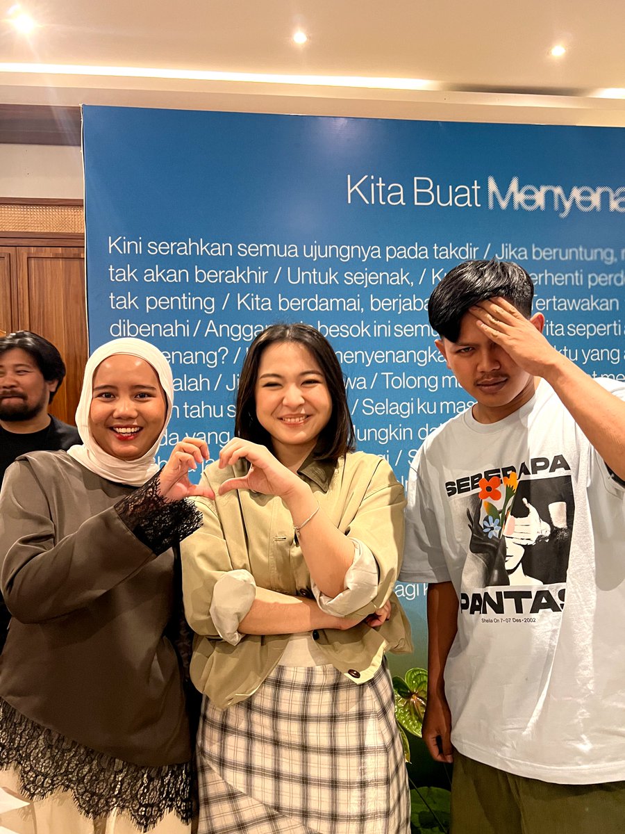 IrSandeeey's tweet photo. @pantungalimar Pusing mang punya pacar 2 https://t.co/CiWELnNelt