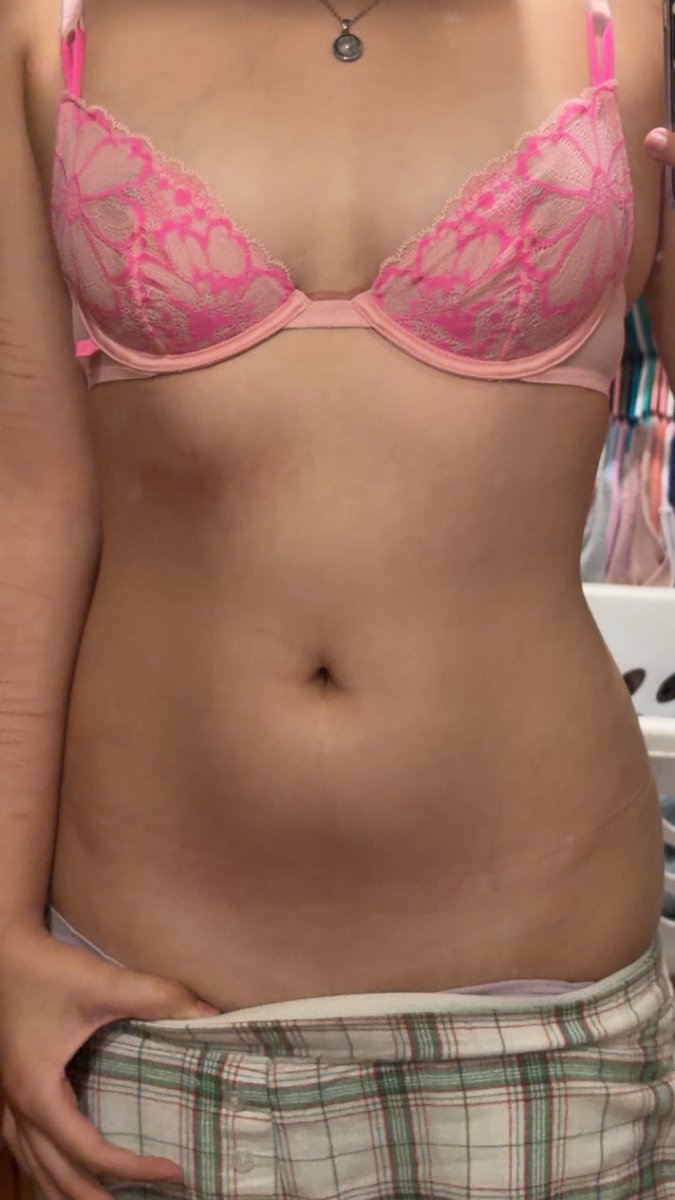 0lpaisleyl0's tweet photo. I look so fat in this bra >.<😭 #daddy #useme #fillme #femboy #boobies #boobs #ddlg #nsfwtwt #gooner #goonertwt #goon #nsfw #dmme #daddiesgirl #ftm #transboobs #boyboobs #boybody dm me is you dare😈💜 https://t.co/W06EbJQzgW
