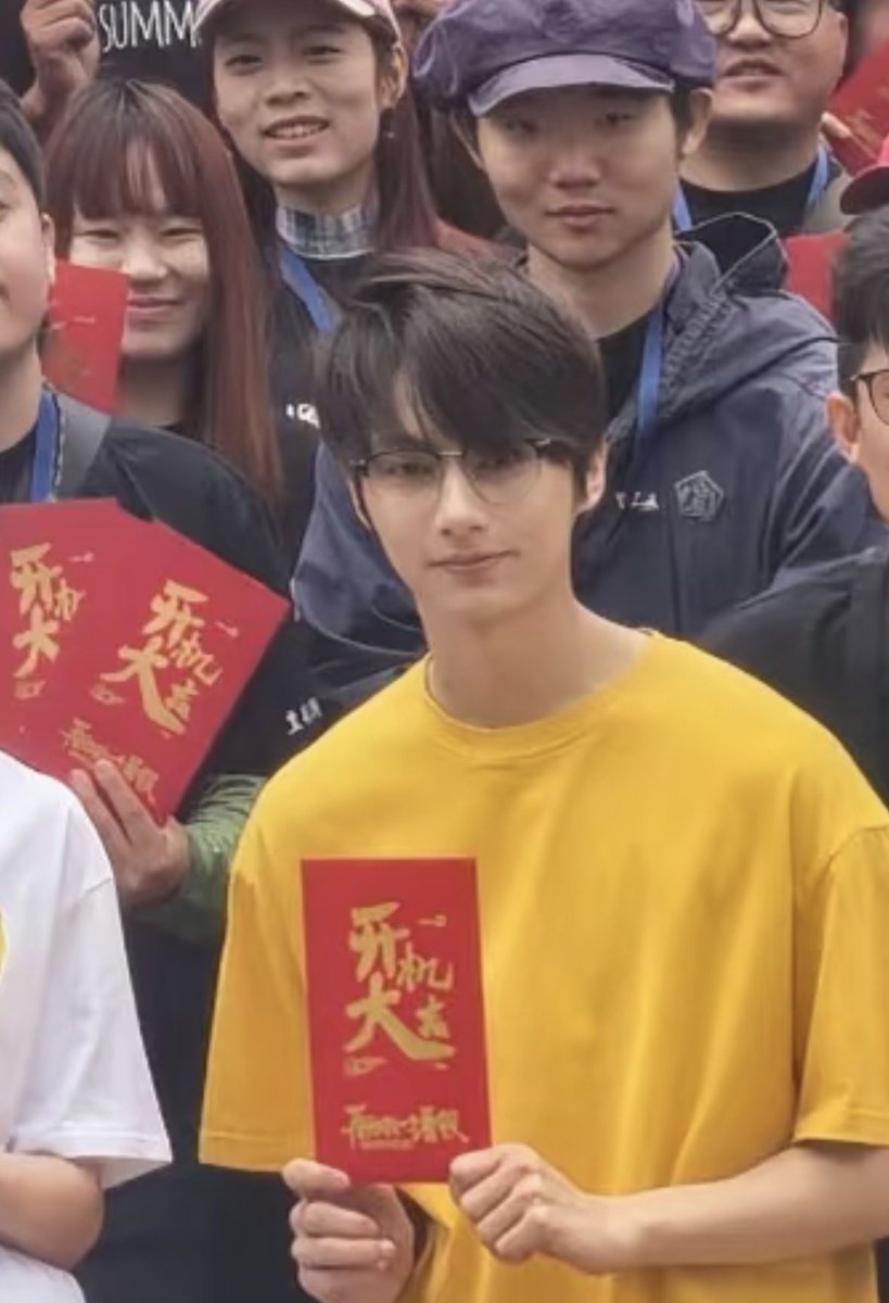 YasmeenOne's tweet photo. jun in glasses is so 😮‍💨😮‍💨😮‍💨😮‍💨 https://t.co/ee9EDyIJwh