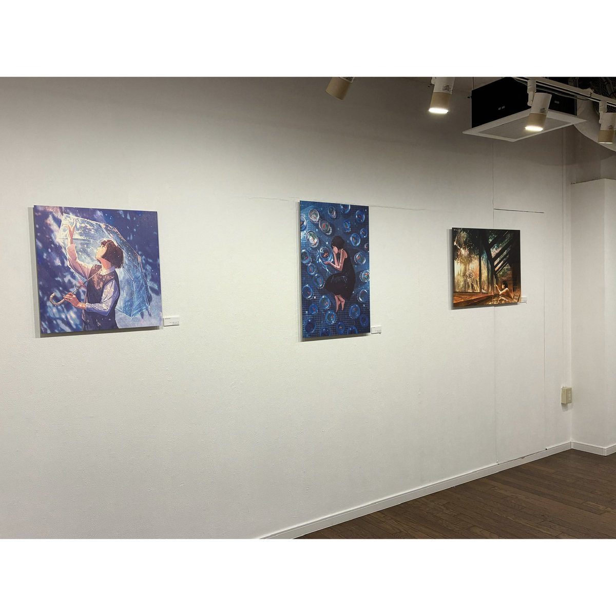 the_drawing's tweet photo. 今年もげみさんの個展に行ってきました。
なんと今年で10回目、見事に僕も皆勤賞でござい。
UV印刷を取り入れたことにより、これまでの概念が覆るような作品たち。
触りたくなるほどの質感をぜひ堪能してほしいです。
取込み中のため会話できなかったけども、インタビューを盗み聞きできて満足です笑 https://t.co/sF8pPmRhQ8