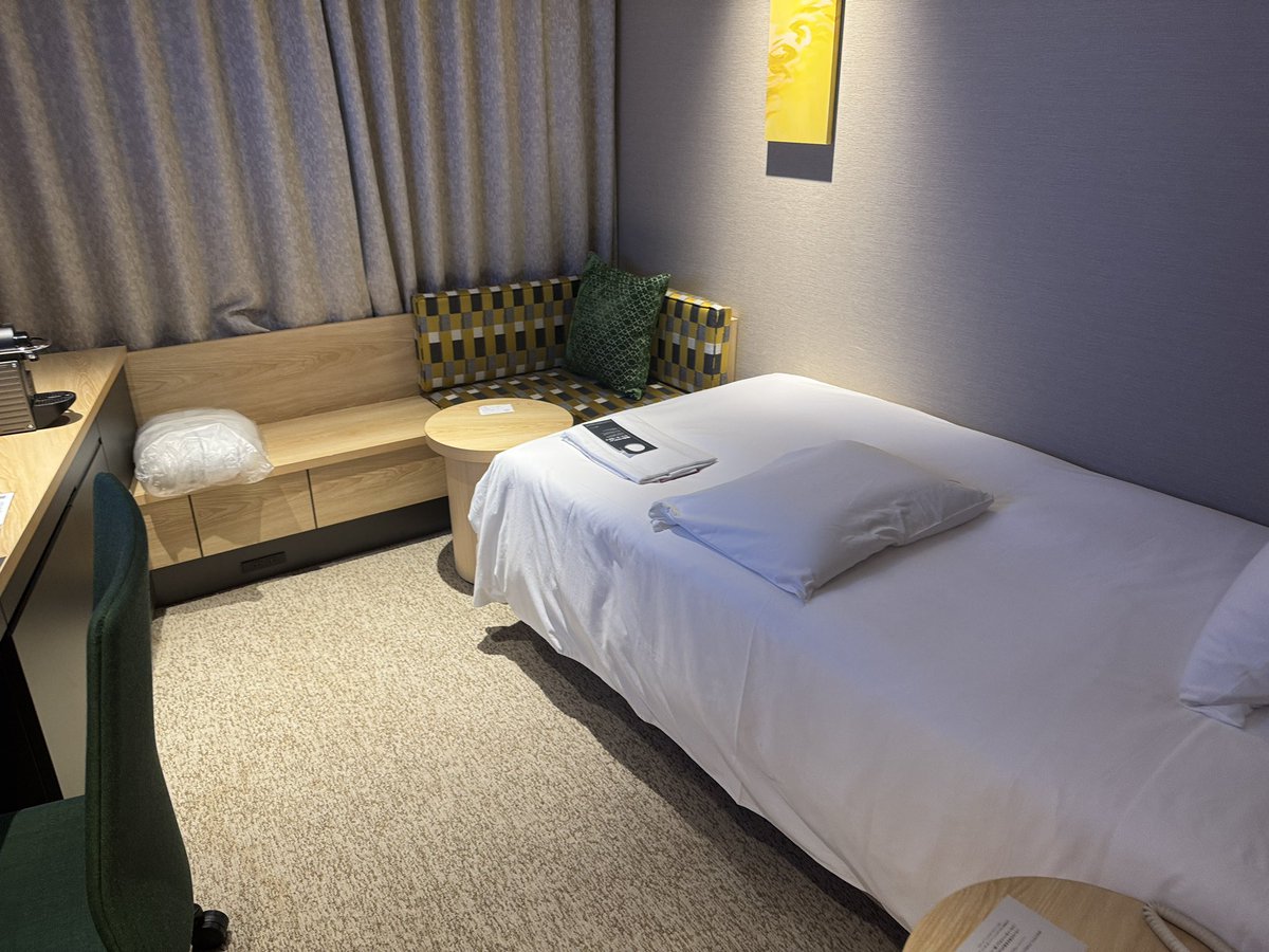 magic_spe11s's tweet photo. 🚄クラウンプラザ新潟へ🚄

またもや新潟のいつものお部屋です🏨
テンピュールの枕をリクエストして準備してもらえるのはありがたい👍

新幹線は間違えて逆区間を予約したので自由席💺で再購入になりました！
グリーン車片道分は募金です！🟢
JR東日本に課金できて嬉しい！💰😊

#IHG #ダイヤモンド #クラウンプラザ #新潟 #JR #上越新幹線 #グリーン車 #自由席