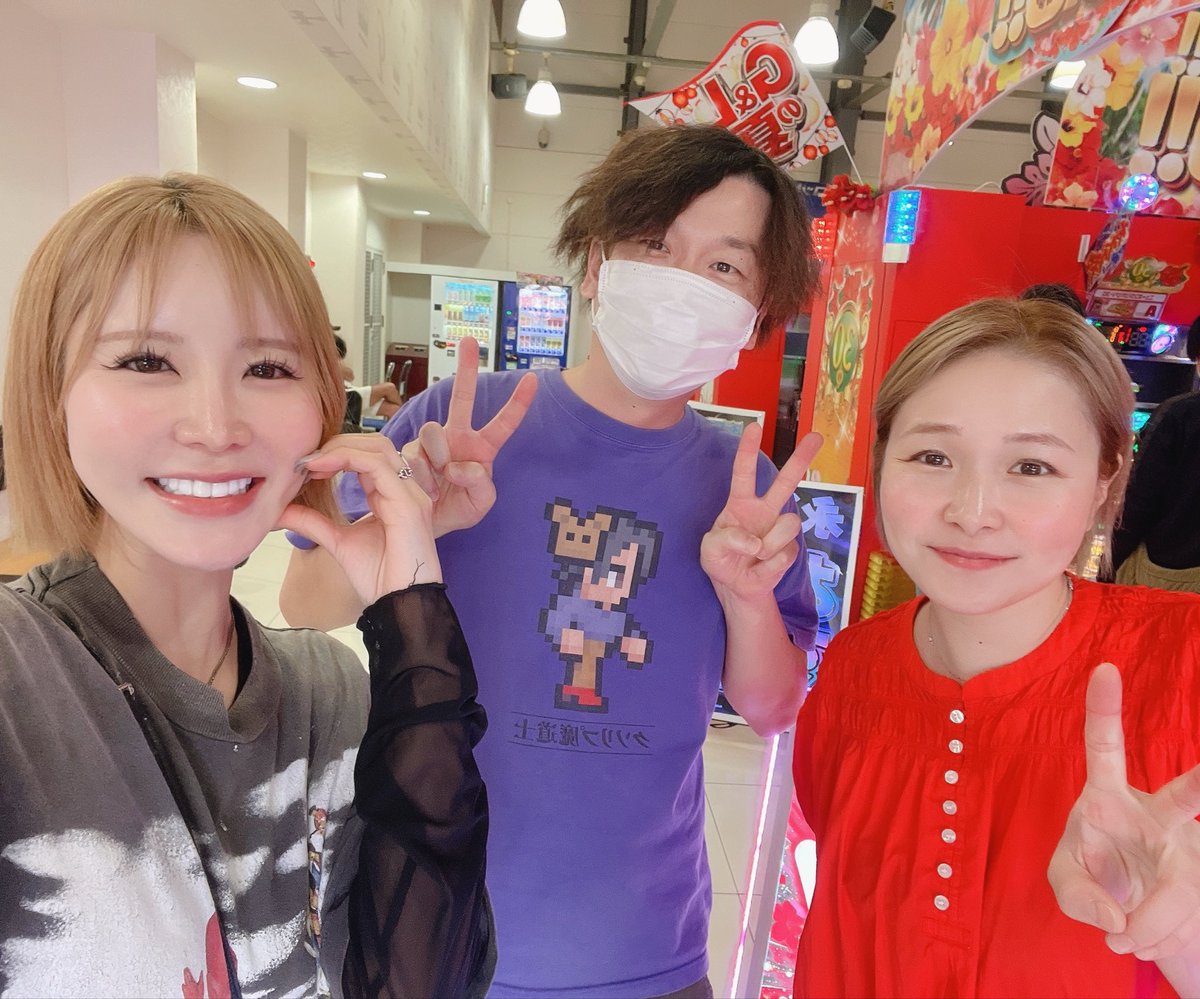 kumao___zzz's tweet photo. めぐ先輩とマカ先輩、久しぶりにお会い出来ました
お二人ともお元気そうでなによりです！！！！そして3人とも勝ってます

ニューキンに続いてAT機の方でも色々楽しそうなの見えてきましたね

僕ですか？僕はさっき神機覚醒でコレでした

G&amp;L一宮店
BuZZレポwithくまお
PR https://t.co/w0u3nnMvvp