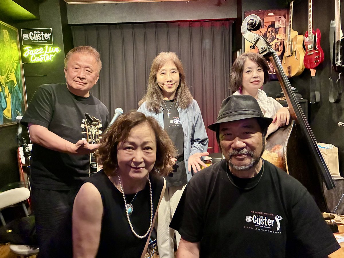 shokojazz's tweet photo. 昨夜は湯島カスターにて、
4月に神戸に招いてくれた、金丸ユキ（Vo）さんと西村浩一（G）さんとのライブでした。メンバーは古城サリー（B）さん、パンチョ佐藤（Ds）さん、山岸(Pf）。カスター Tシャツでの演奏も恒例の打ち上げも楽しい夜でした。次回は12月1日同じメンバーでカスターです。 https://t.co/6yFE1KDFMg