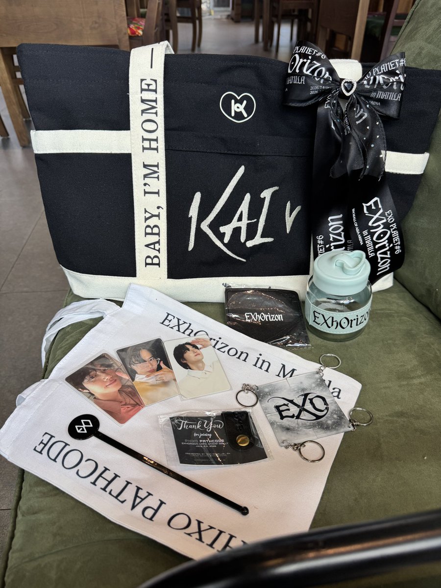 KeepSuLaying's tweet photo. Everything I got during the concert weekend. Orders, trades, and freebies from fellow EXO-Ls 🤍 Grabe ang fan support for EXO. Thank you, yeorobun! https://t.co/TMQMF7EXI5