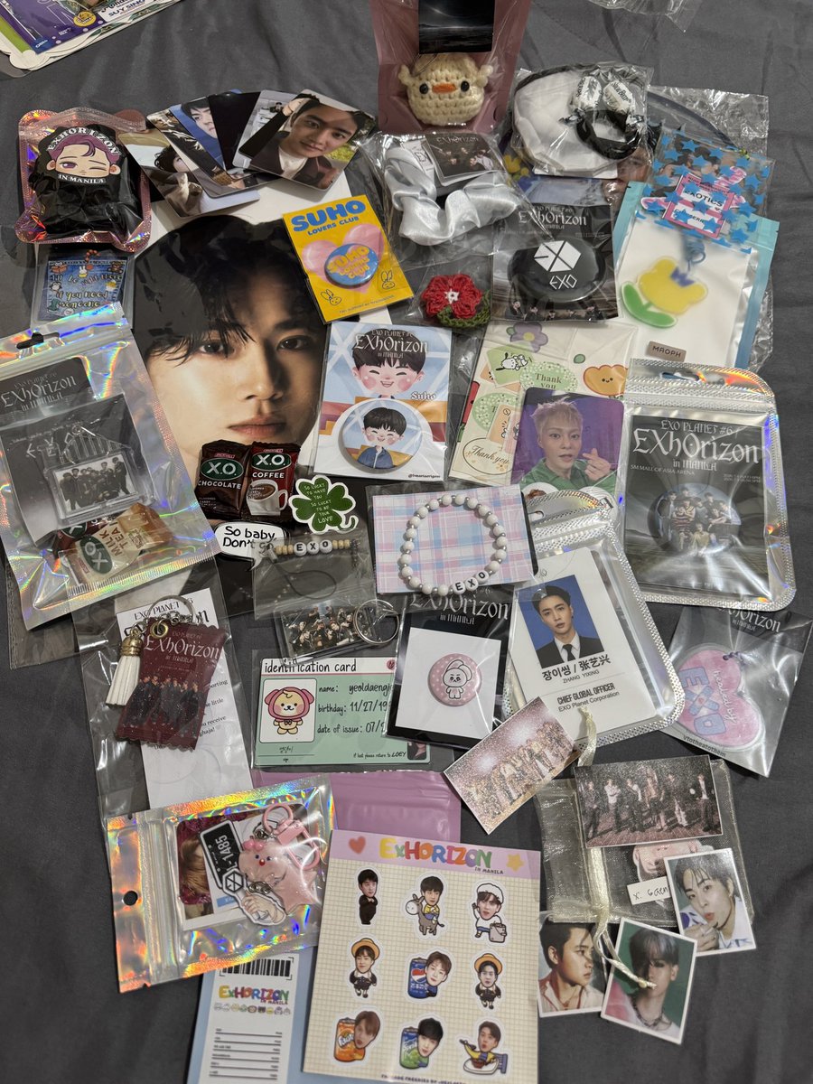 KeepSuLaying's tweet photo. Everything I got during the concert weekend. Orders, trades, and freebies from fellow EXO-Ls 🤍 Grabe ang fan support for EXO. Thank you, yeorobun! https://t.co/TMQMF7EXI5