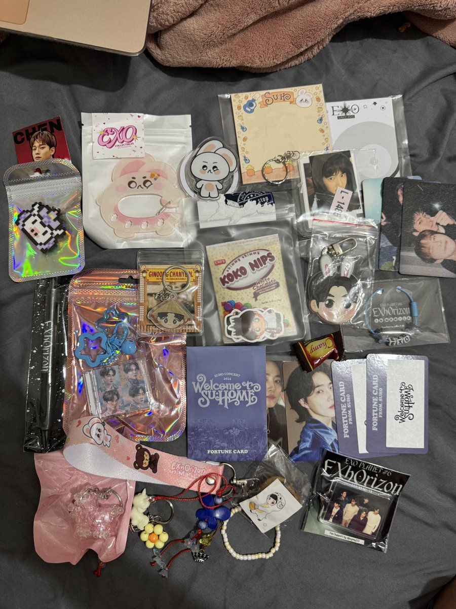 KeepSuLaying's tweet photo. Everything I got during the concert weekend. Orders, trades, and freebies from fellow EXO-Ls 🤍 Grabe ang fan support for EXO. Thank you, yeorobun! https://t.co/TMQMF7EXI5