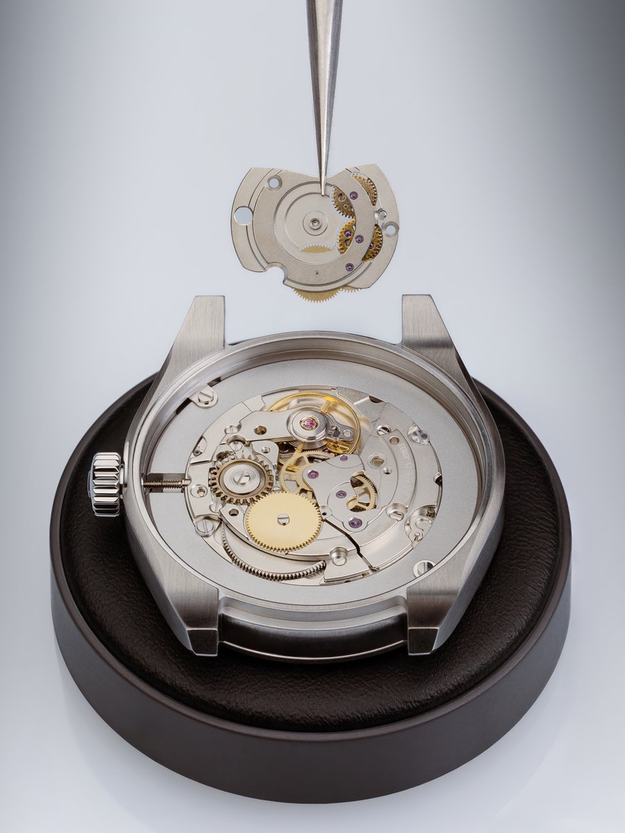 MinutaCZ's tweet photo. Letní gentlemanství není o okázalosti. 🇨🇭
Je o detailech, které mluví tiše — a přesně.

Tissot Gentleman 38 mm s modrým ciferníkem, švýcarským automatickým strojkem a rezervou chodu až 80 hodin ukazuje, že skutečný styl začíná pod povrchem.

Čistá elegance na léto.
Preciznost, která vydrží.

Kde je vyzkoušet? 👇
👉 https://t.co/3lyIYXBEEL