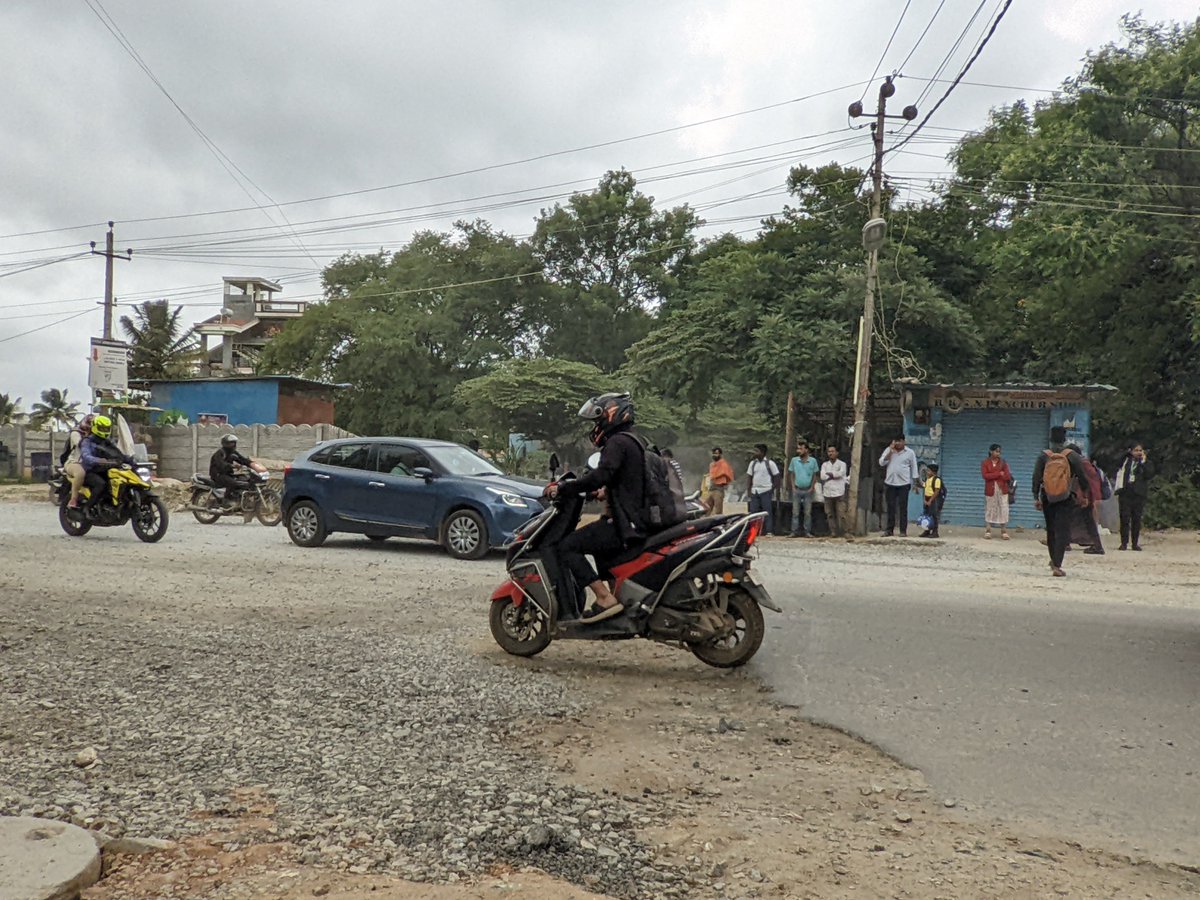 saintist47's tweet photo. @Captain_Mani72 @krishnabgowda @DKShivakumar @MLAShivanna The stretch from Suryanagar Arch till Marsur gate is in a very bad condition. Road was laid after many months of delay from Chandapura till Suryanagar Arch.

Latest visuals from Iggaluru stretch. https://t.co/fArLXNcmqZ