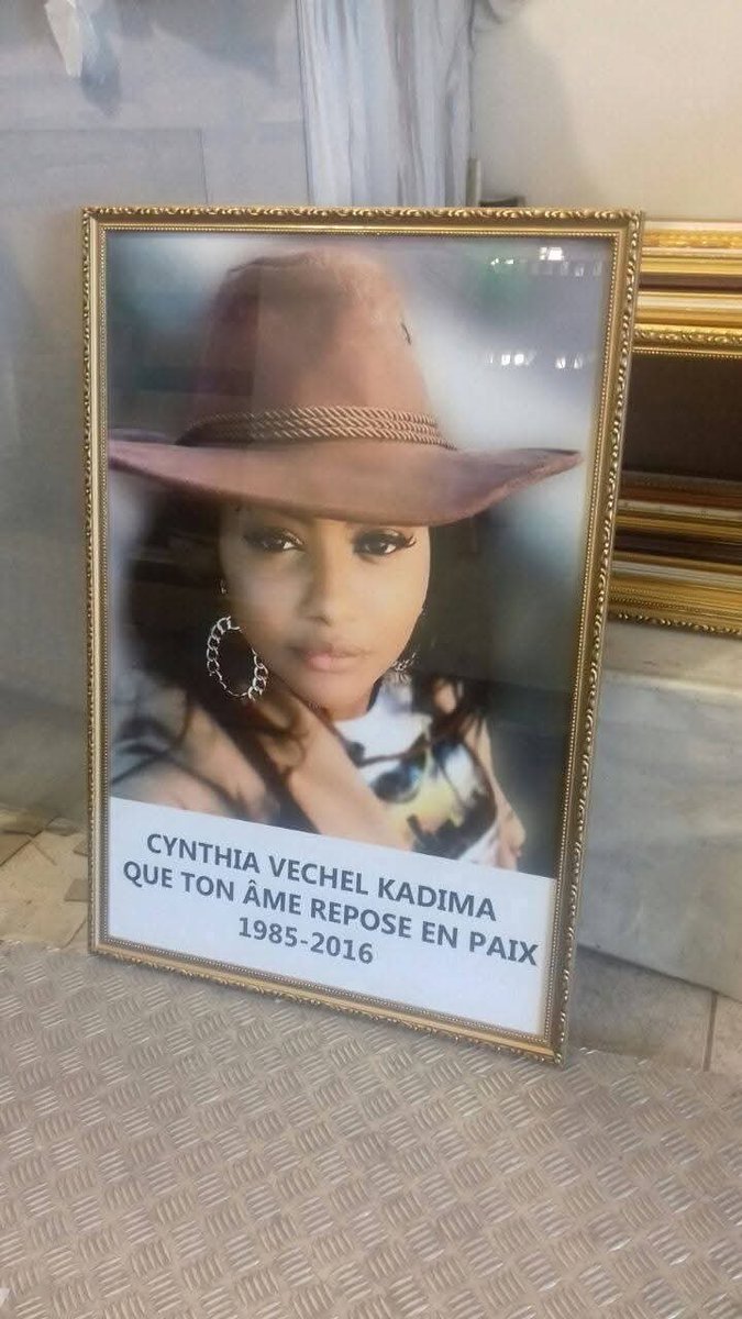 ebalemozindo's tweet photo. #RDC: HOMMAGE À CYNTHIA VECHEL KADIMA. 

Cynthia Vechel Kadima, une ressortissante congolaise de 30 ans, était sauvagement assassinée par son mari, Rupesh Kumar Mohanani, à Gachibowli, un quartier résidentiel d’Hyderabad. 
Dix ans plus tard, alors que la famille de la victime attend toujours que justice soit rendue, le dossier est au point mort.
​Mannequin prometteur à Kinshasa, Cynthia avait épousé l'homme d'affaires indien Rupesh Kumar Mohanani en 2008. En 2012, le couple s'installe en Inde, un déracinement qui plonge la jeune femme dans un isolement profond. Selon les témoignages, le climat conjugal se détériore rapidement, marqué par la jalousie maladive et le contrôle obsessionnel exercé par son époux.
​La nuit du drame, alors que leur fille de sept ans dormait dans la chambre voisine, une violente dispute éclate. Cynthia annonce son intention de divorcer et de retourner en République démocratique du Congo. Rupesh Kumar Mohanani se déchaîne alors avec une barbarie inouïe : il tue son épouse à coups d’objets contondants avant de démembrer son corps dans la salle de bain.
​Dans une tentative désespérée de dissimuler les preuves, il transporte les restes de la victime dans une zone isolée, à 26 kilomètres de leur domicile, pour les brûler, avant d'être interpellé peu après par les autorités locales alertées par le voisinage.
​Malgré l’horreur des faits et les éléments accablants recueillis par les enquêteurs indiens dès 2016, le dossier semble s’enliser dans les méandres de la justice locale. Si le parquet avait initialement requis la peine capitale, le procès, qui aurait dû débuter dès 2017, n’a toujours pas eu lieu.
​Plus troublant encore, des informations font état d’une liberté relative dont bénéficierait le suspect en raison de lourdeurs administratives et d'un manque de suivi judiciaire. Pendant que la petite fille du couple a pu rejoindre sa famille maternelle en RDC, le spectre de l'impunité plane sur ce féminicide qui, dix ans après, continue de susciter l'indignation.